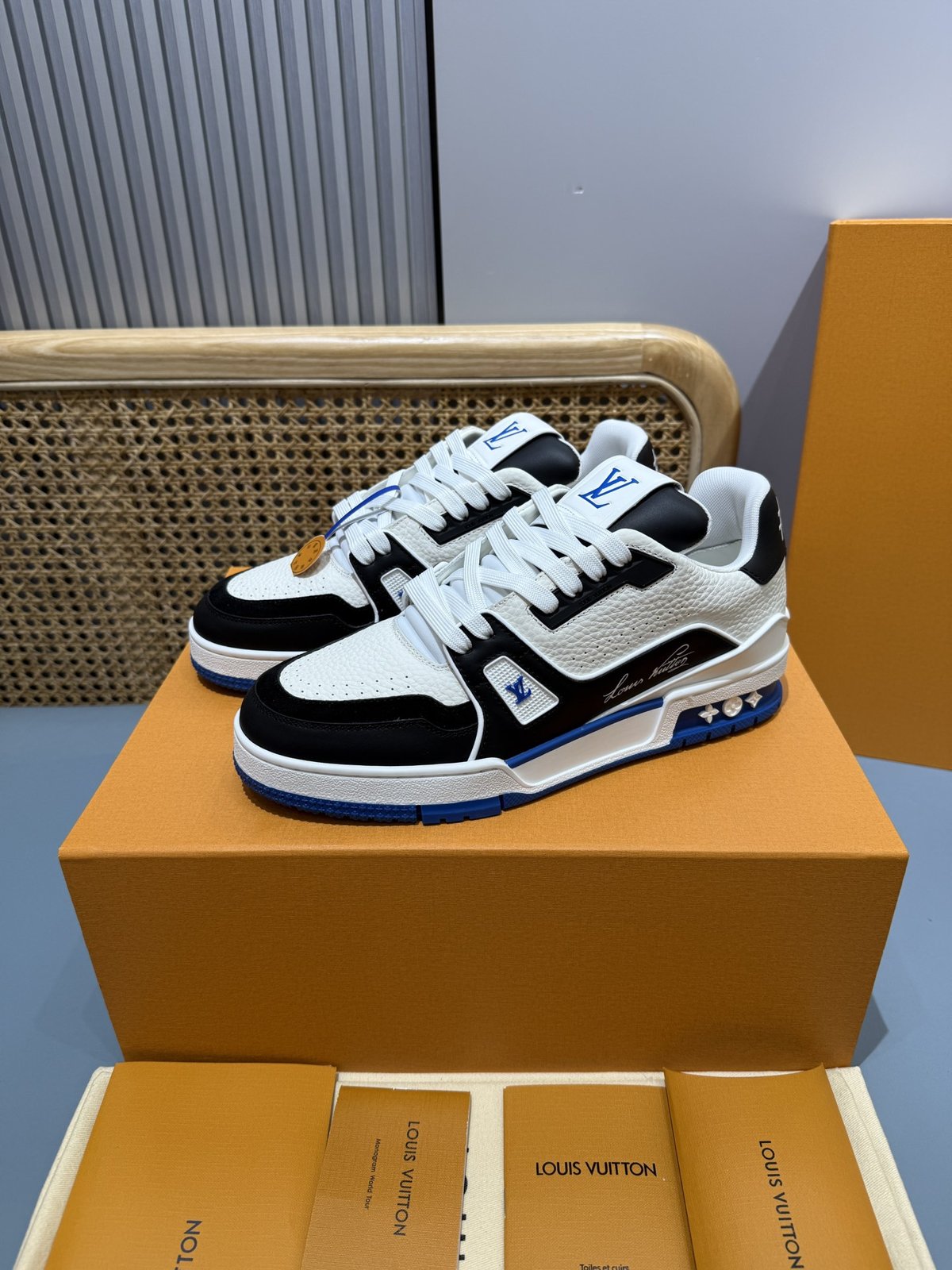 Sneakers Trainer 'Blanc Noir Bleu Roi' — vue 3