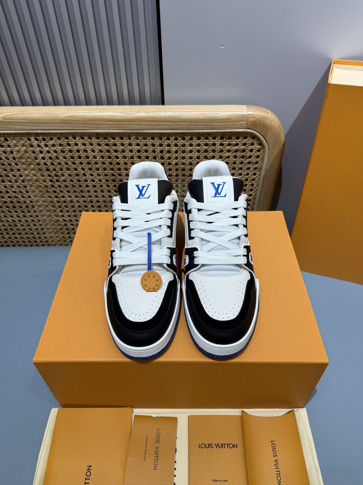 Sneakers Trainer 'Blanc Noir Bleu Roi' — vue 4