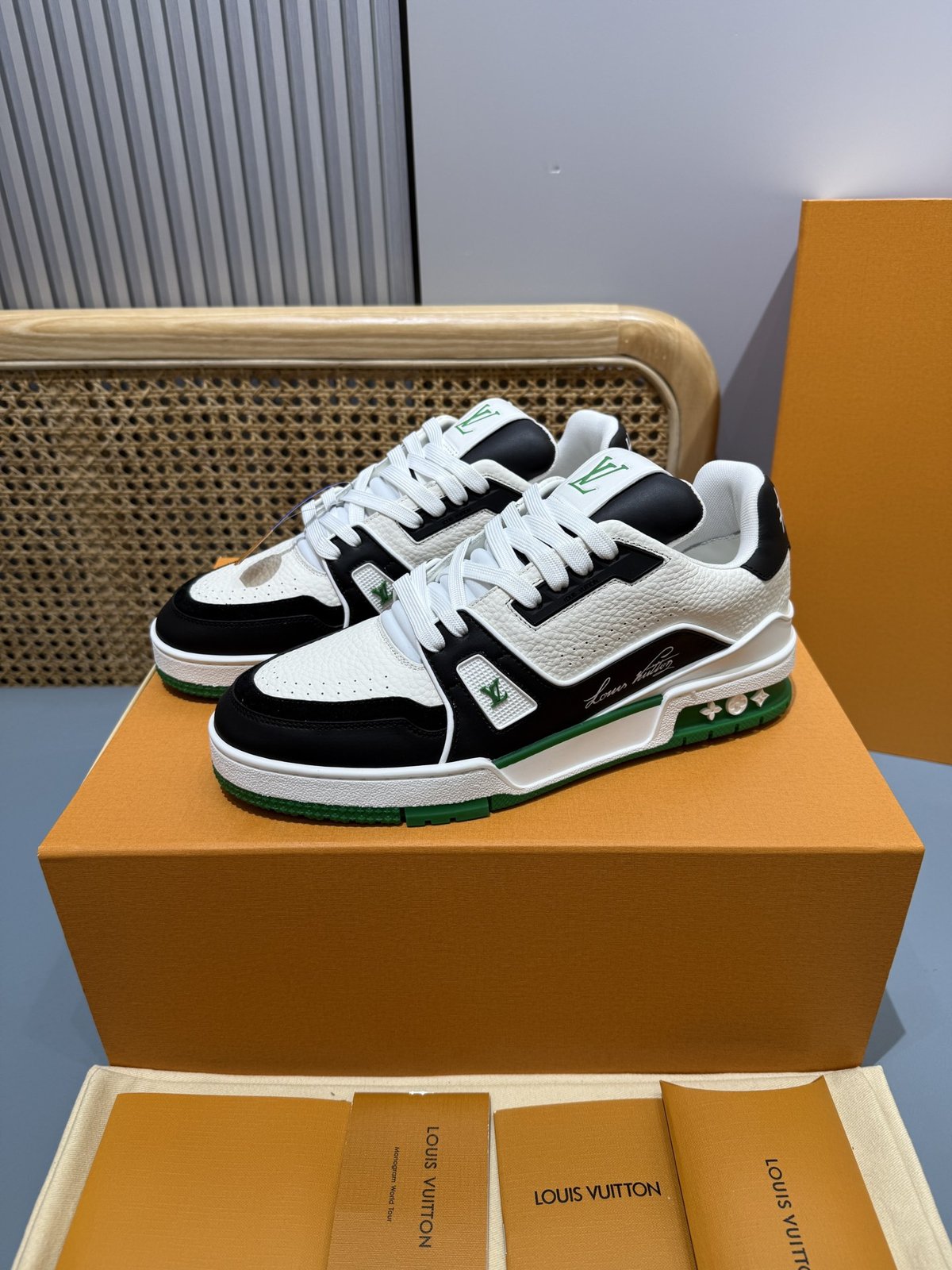Sneakers Trainer 'Blanc Noir Vert' — vue 3