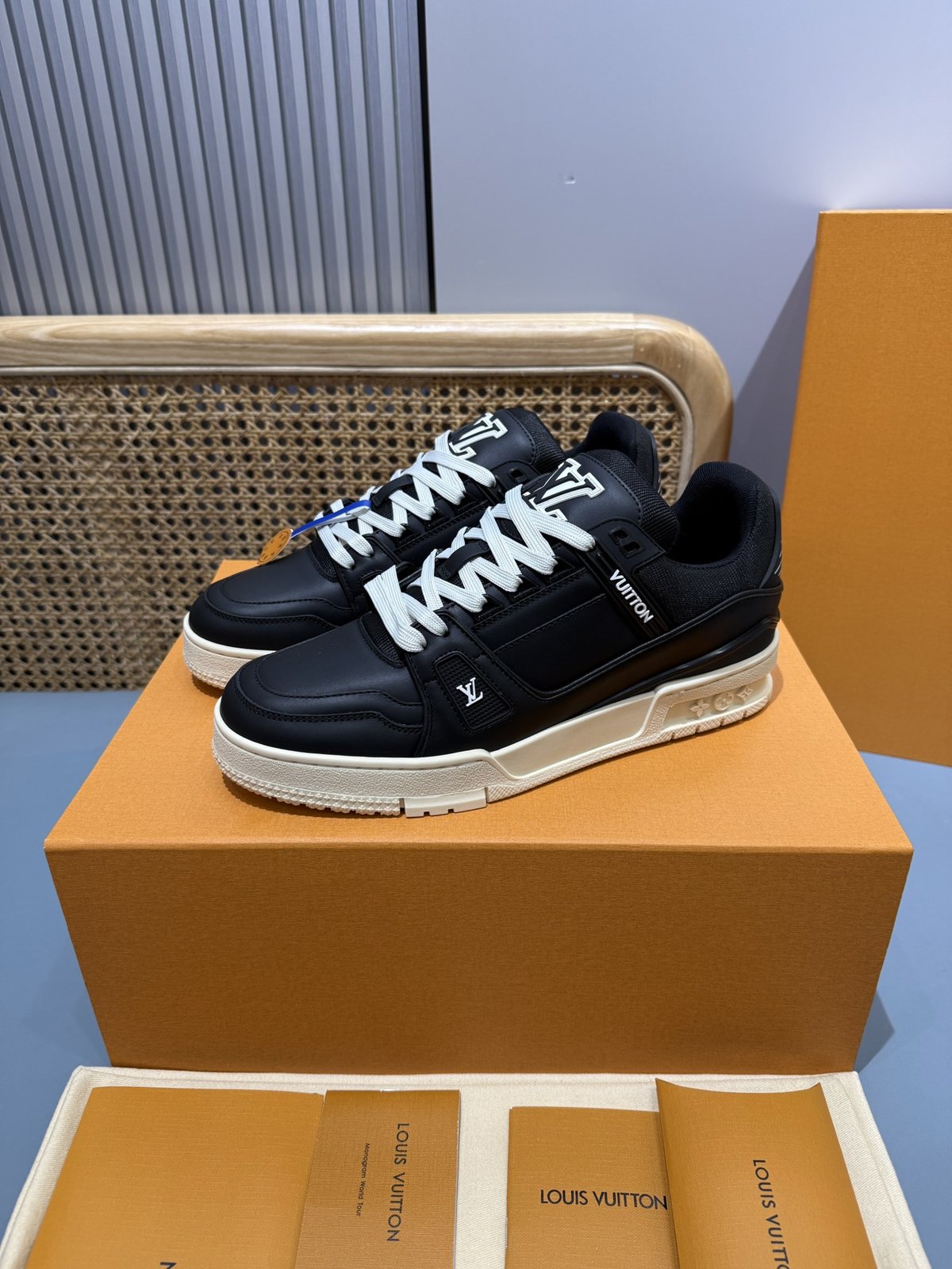Sneakers Trainer 'Noir Bleu' — vue 3