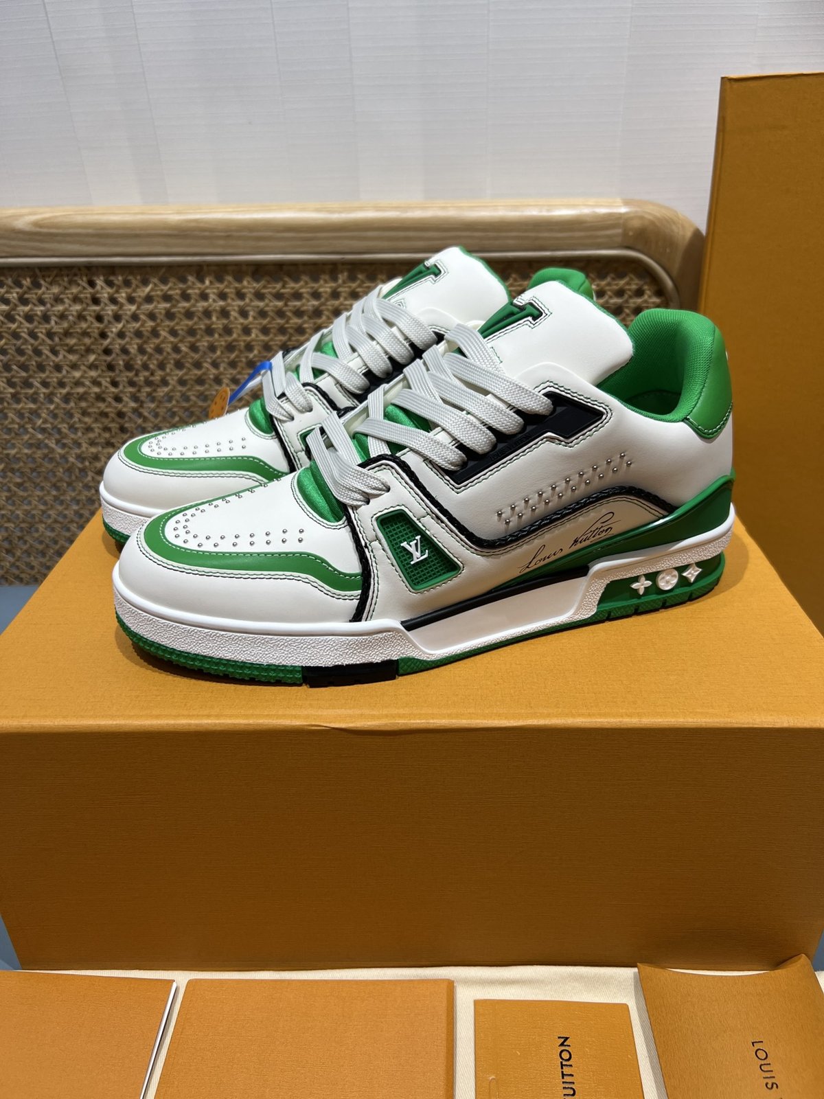 Sneakers Trainer Rivets 'Blanc Vert' — vue 3
