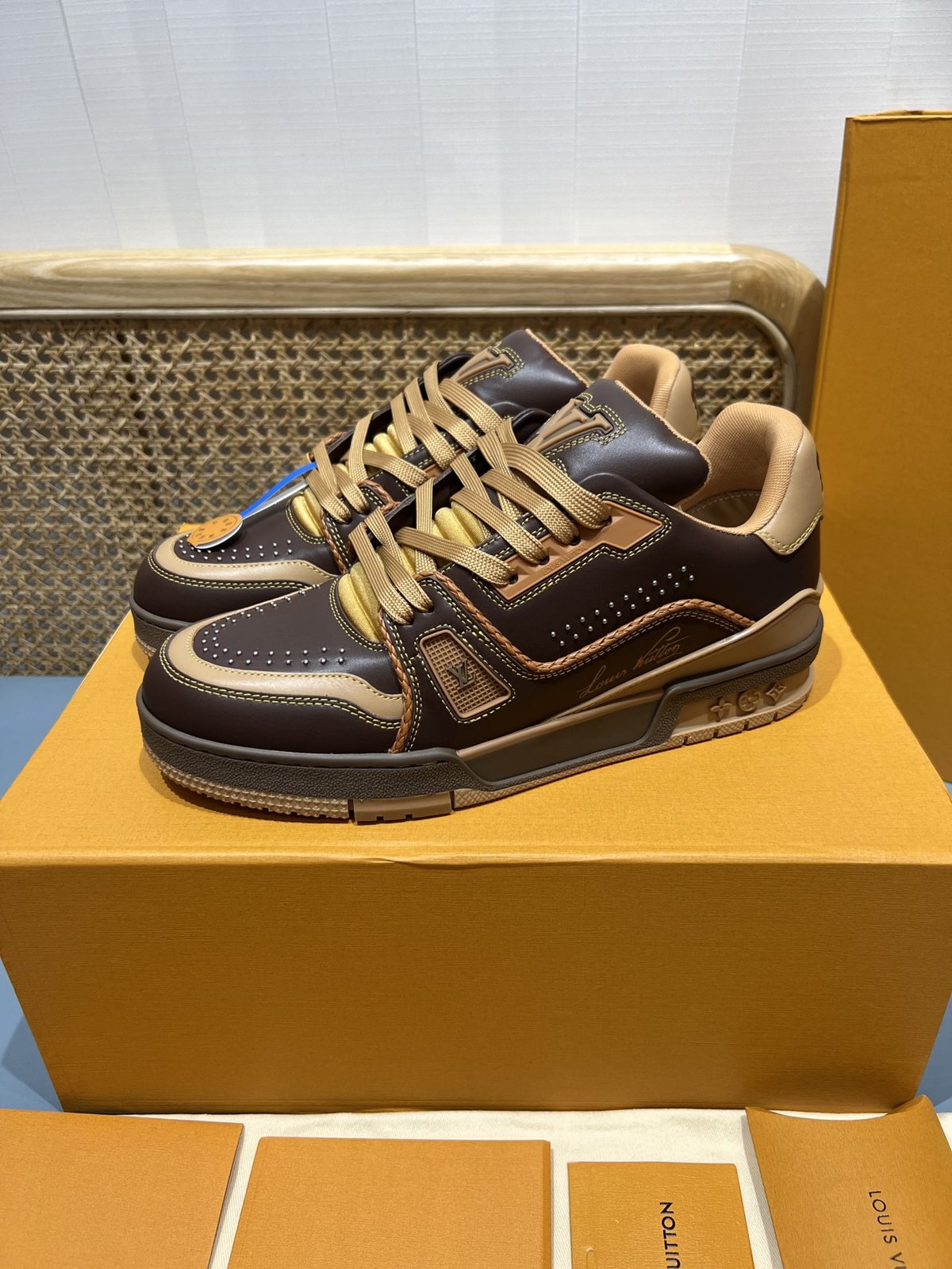 Sneakers Trainer Rivets 'Marron Caramel' — vue 3