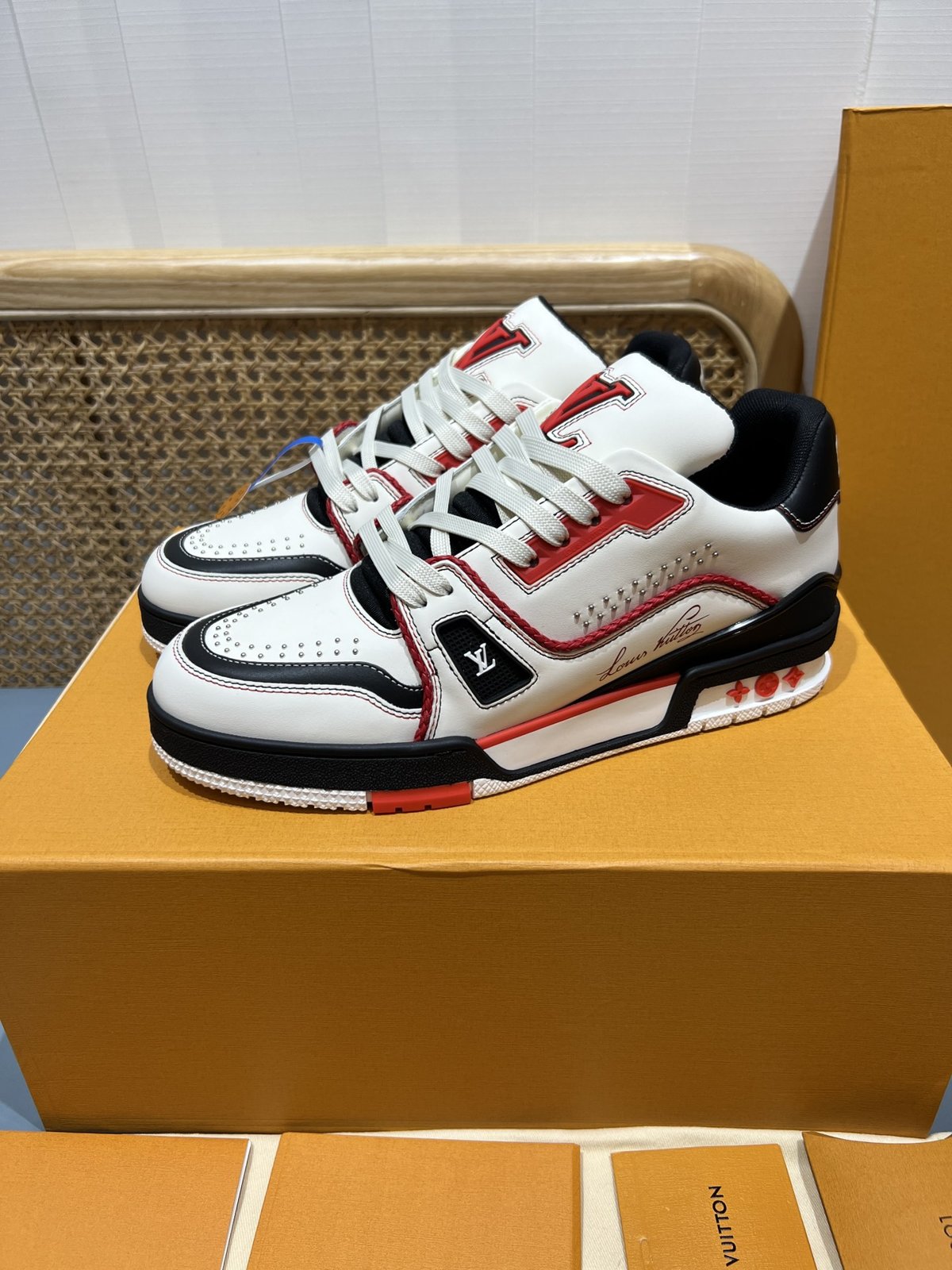 Sneakers Trainer Rivets 'Blanc Rouge Noir' — vue 3