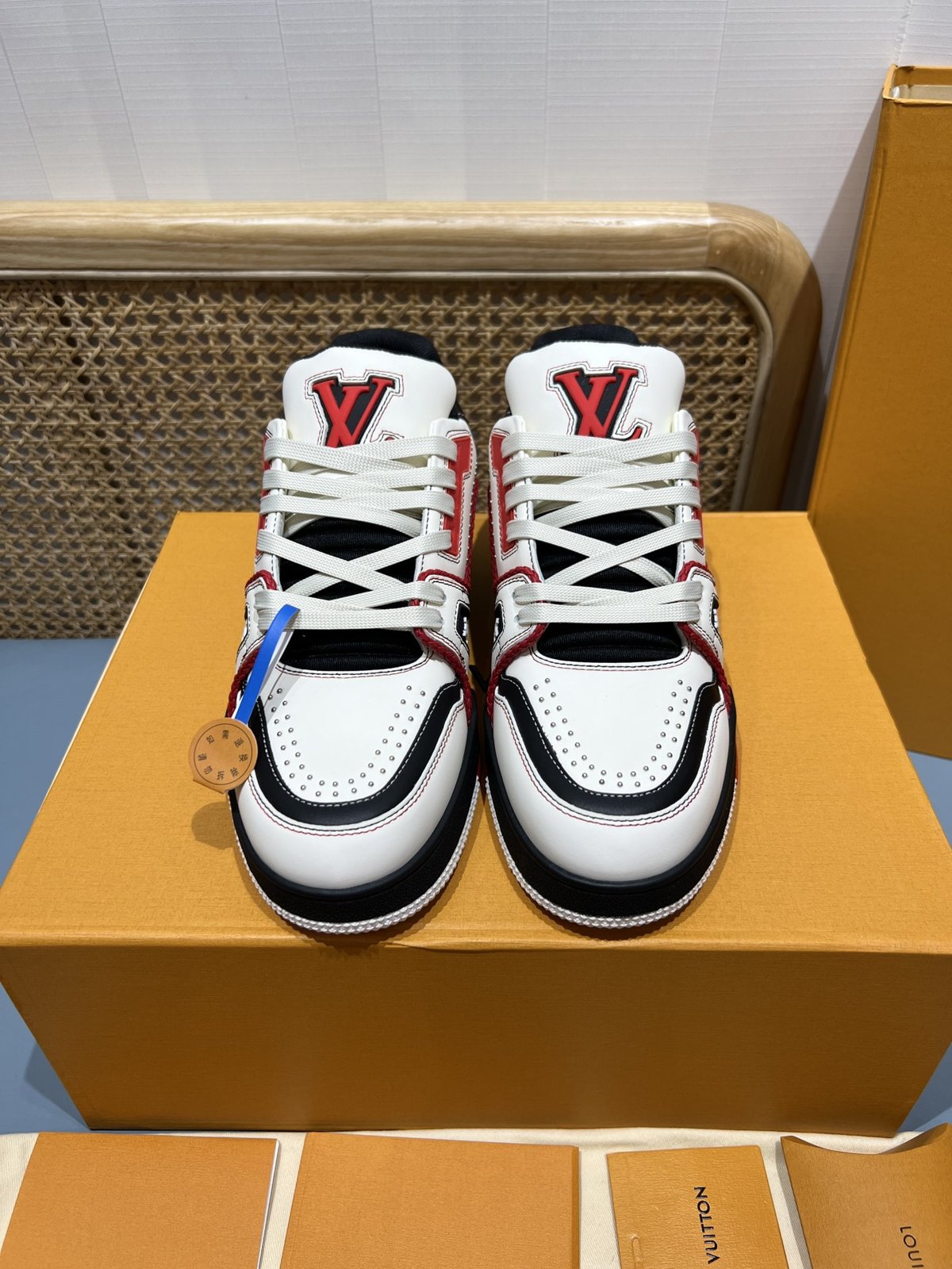 Sneakers Trainer Rivets 'Blanc Rouge Noir' — vue 4
