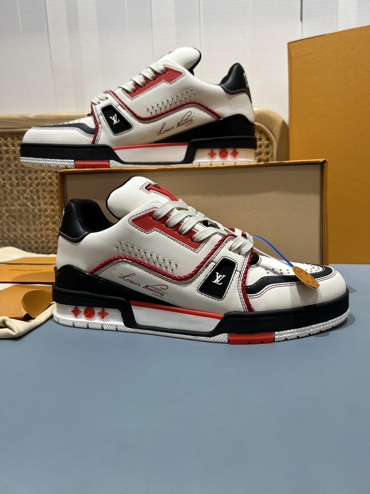 Sneakers Trainer Rivets 'Blanc Rouge Noir' — vue 5