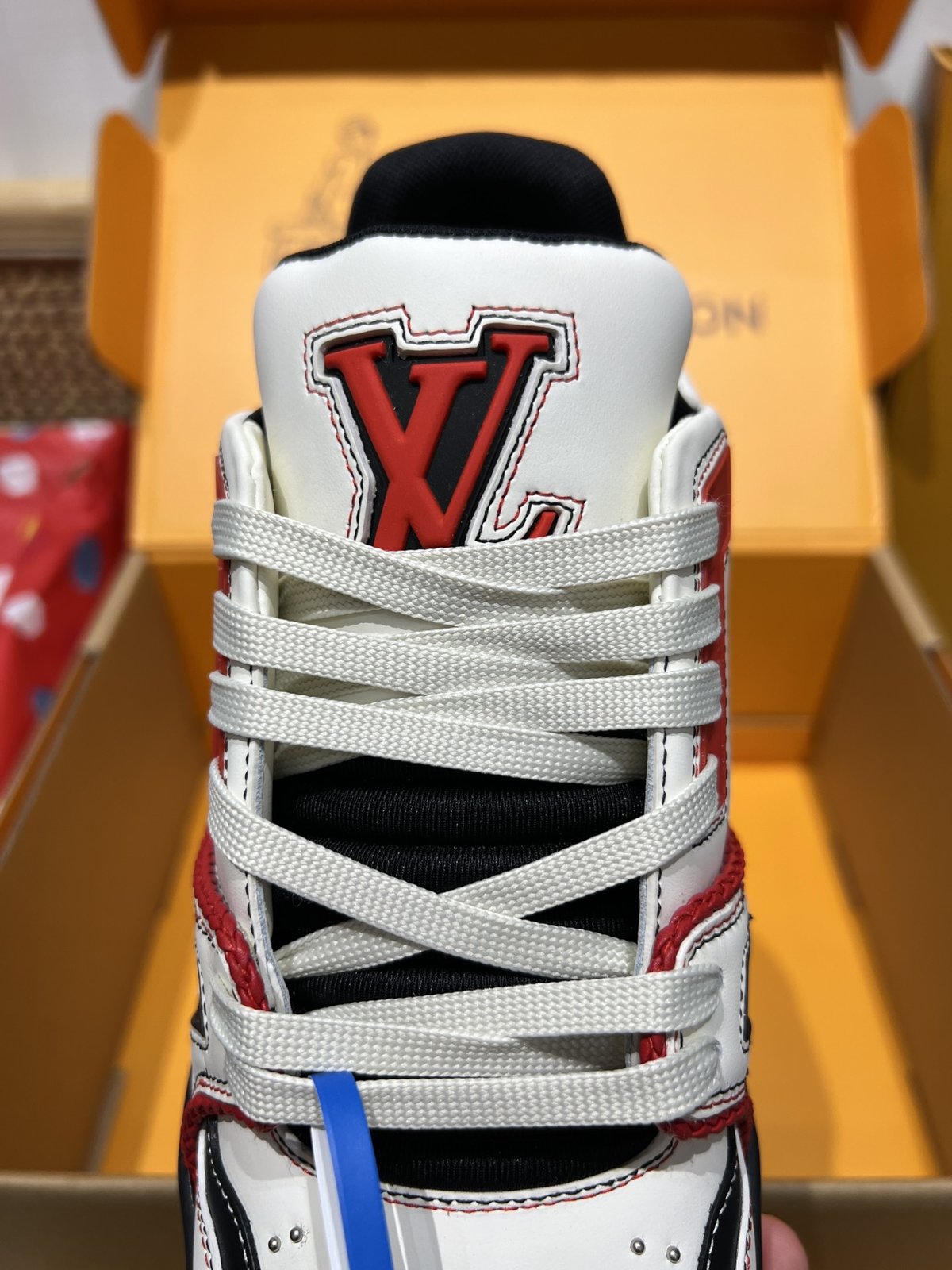 Sneakers Trainer Rivets 'Blanc Rouge Noir' — vue 7