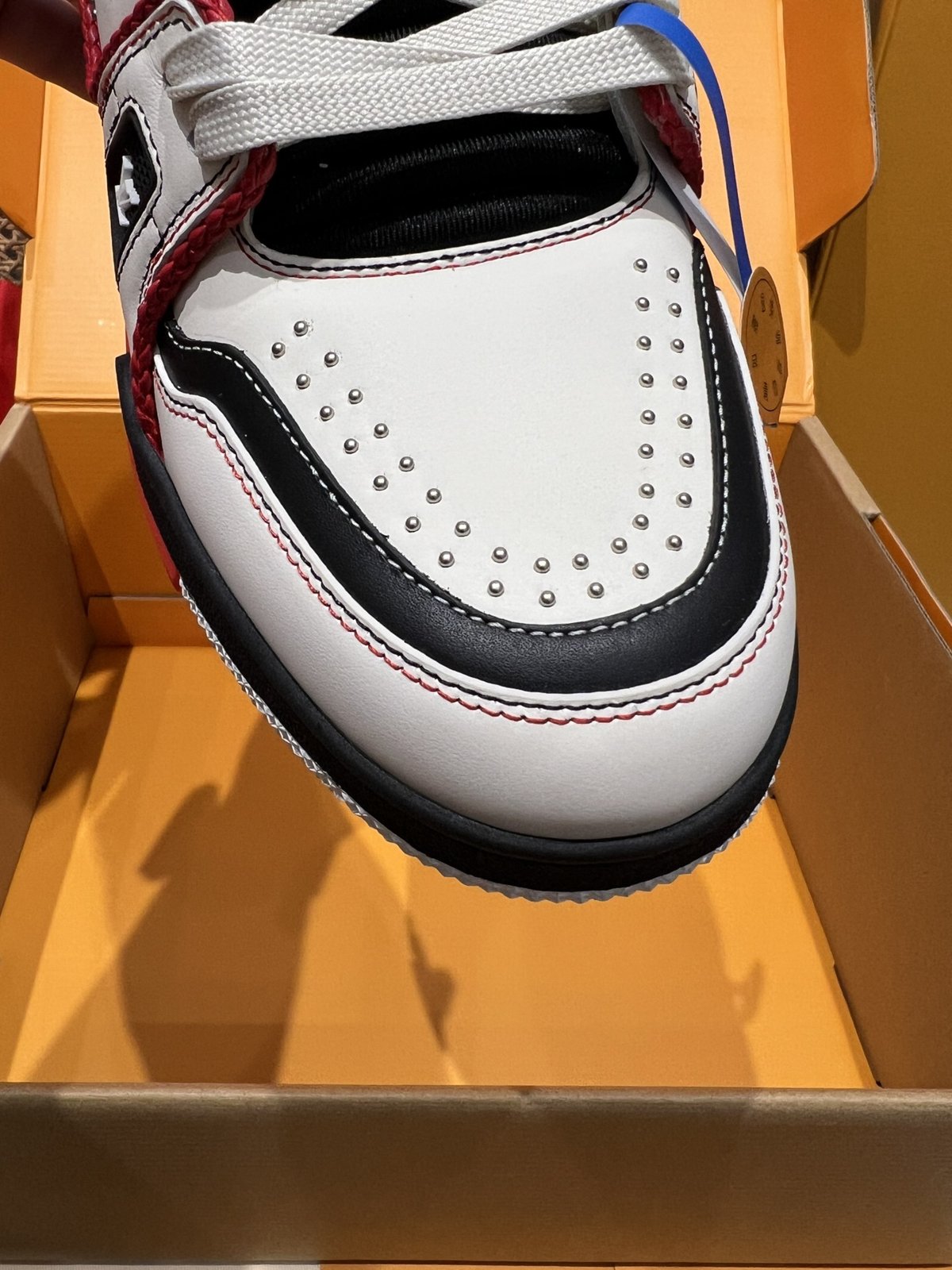 Sneakers Trainer Rivets 'Blanc Rouge Noir' — vue 9