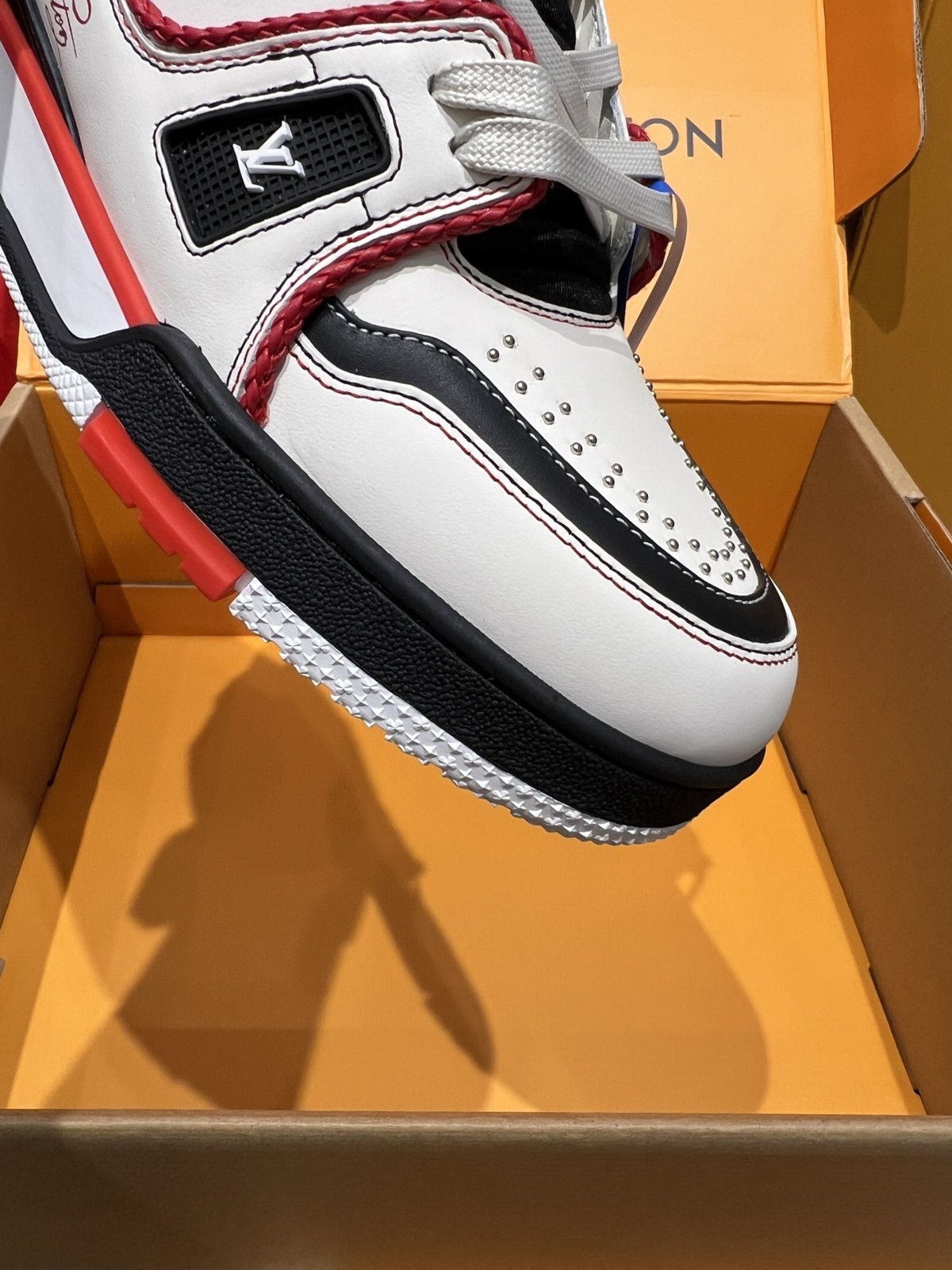 Sneakers Trainer Rivets 'Blanc Rouge Noir' — vue 10