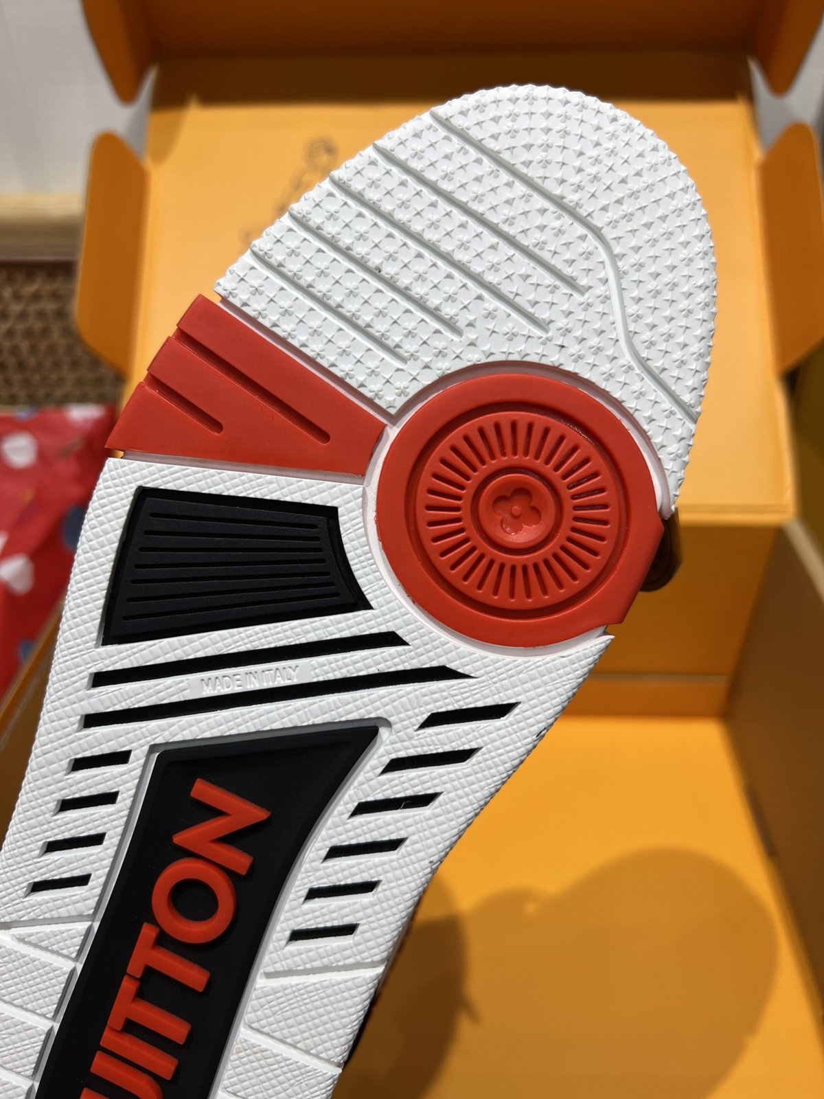 Sneakers Trainer Rivets 'Blanc Rouge Noir' — vue 13