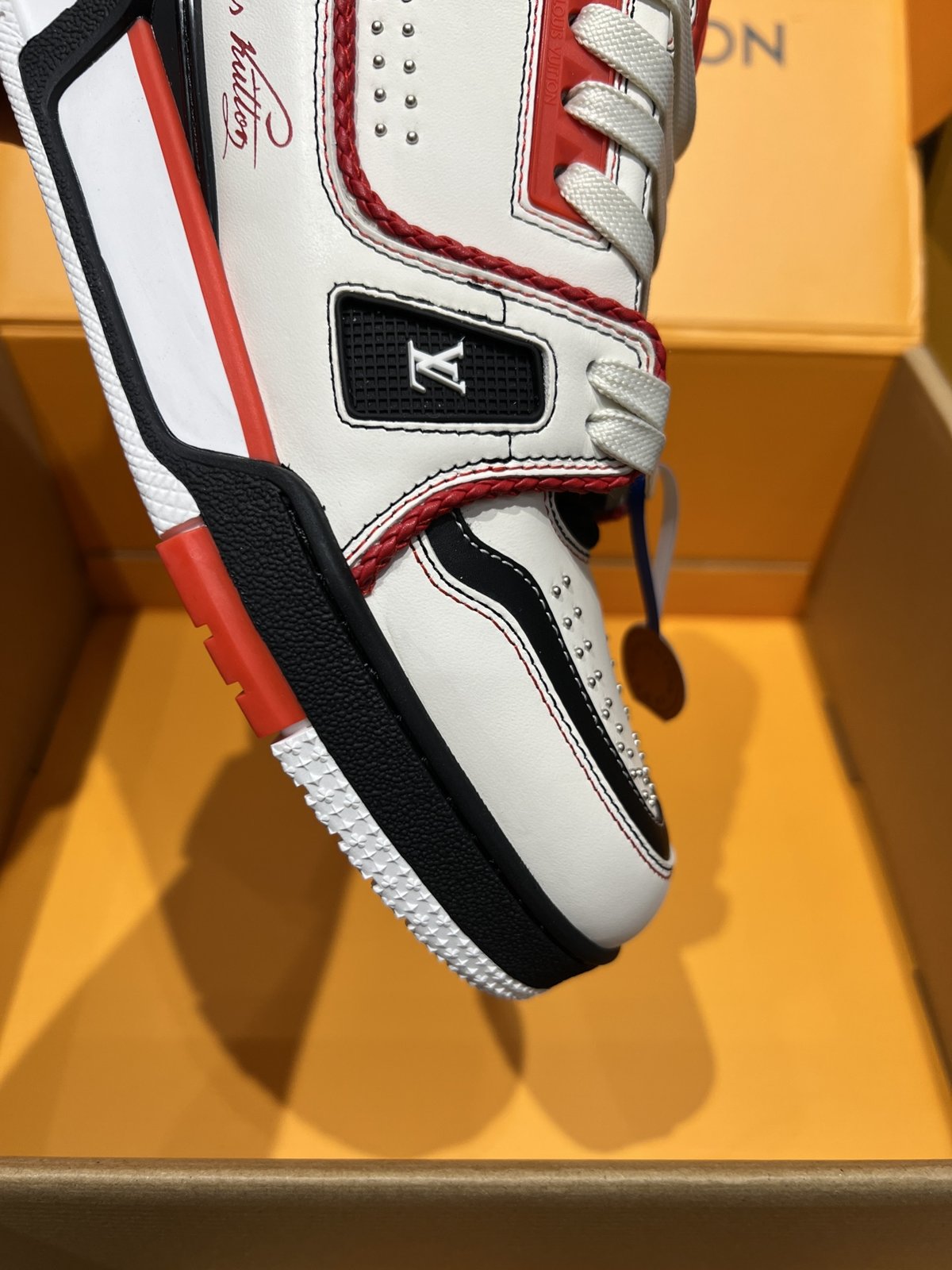 Sneakers Trainer Rivets 'Blanc Rouge Noir' — vue 14