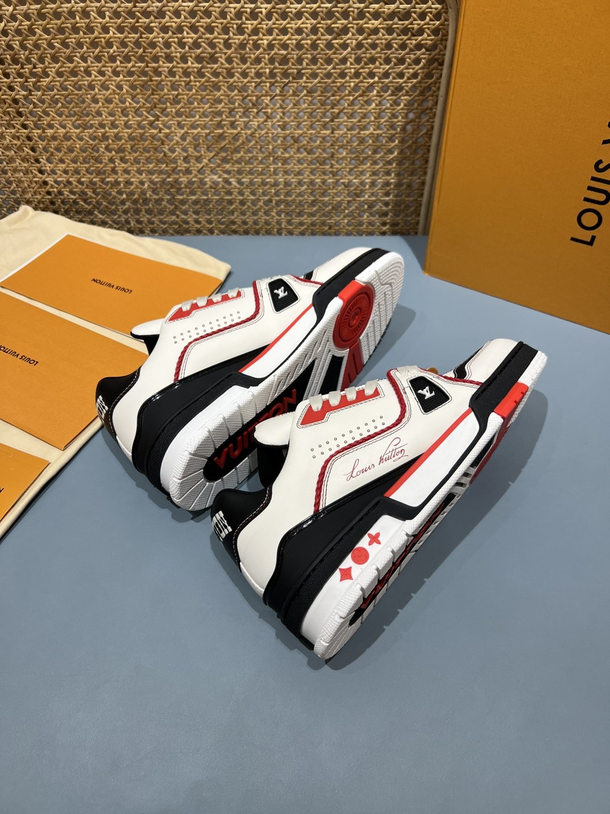 Sneakers Trainer Rivets 'Blanc Rouge Noir' — vue 15