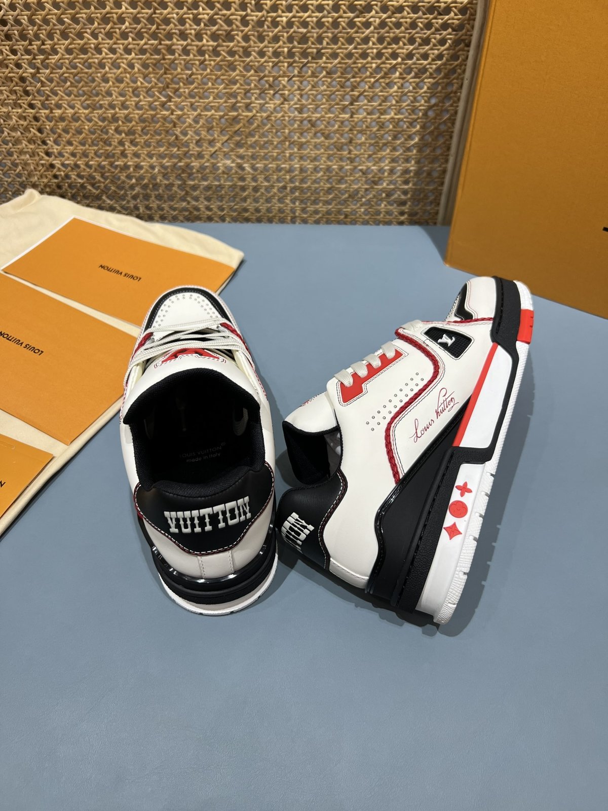 Sneakers Trainer Rivets 'Blanc Rouge Noir' — vue 16