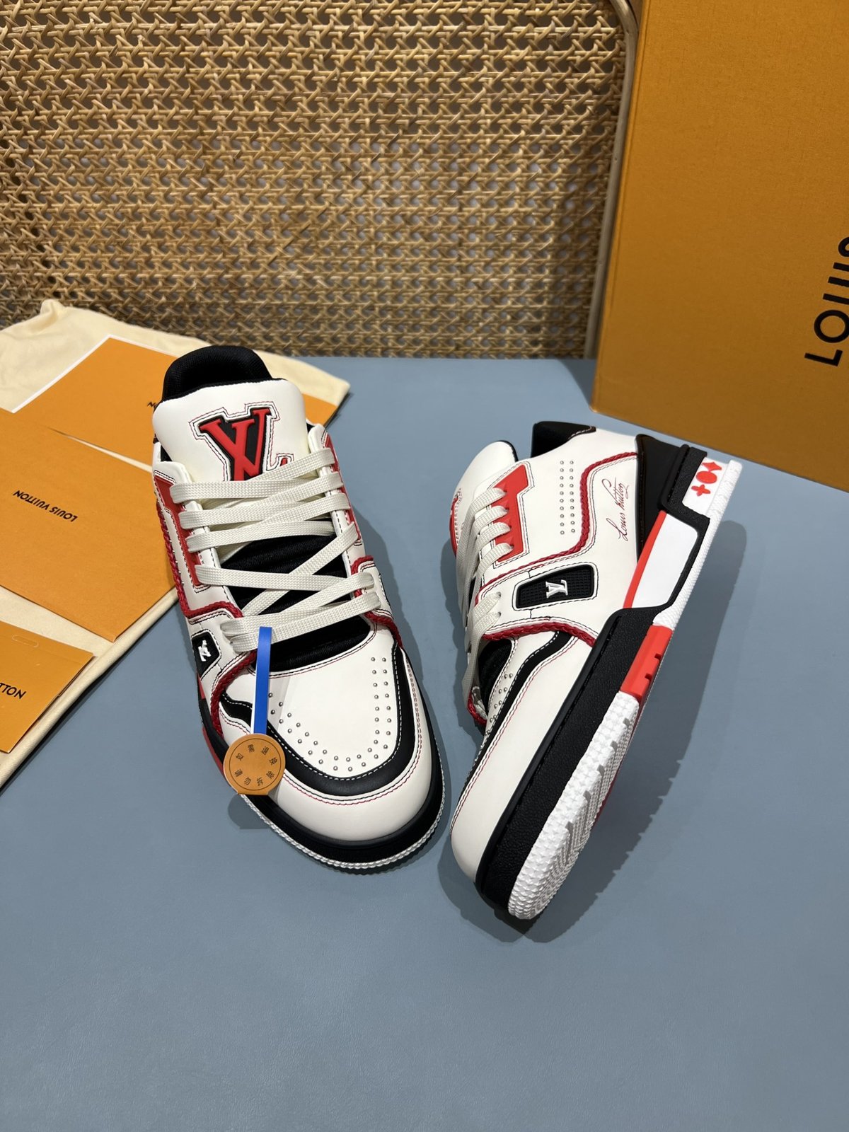Sneakers Trainer Rivets 'Blanc Rouge Noir' — vue 18