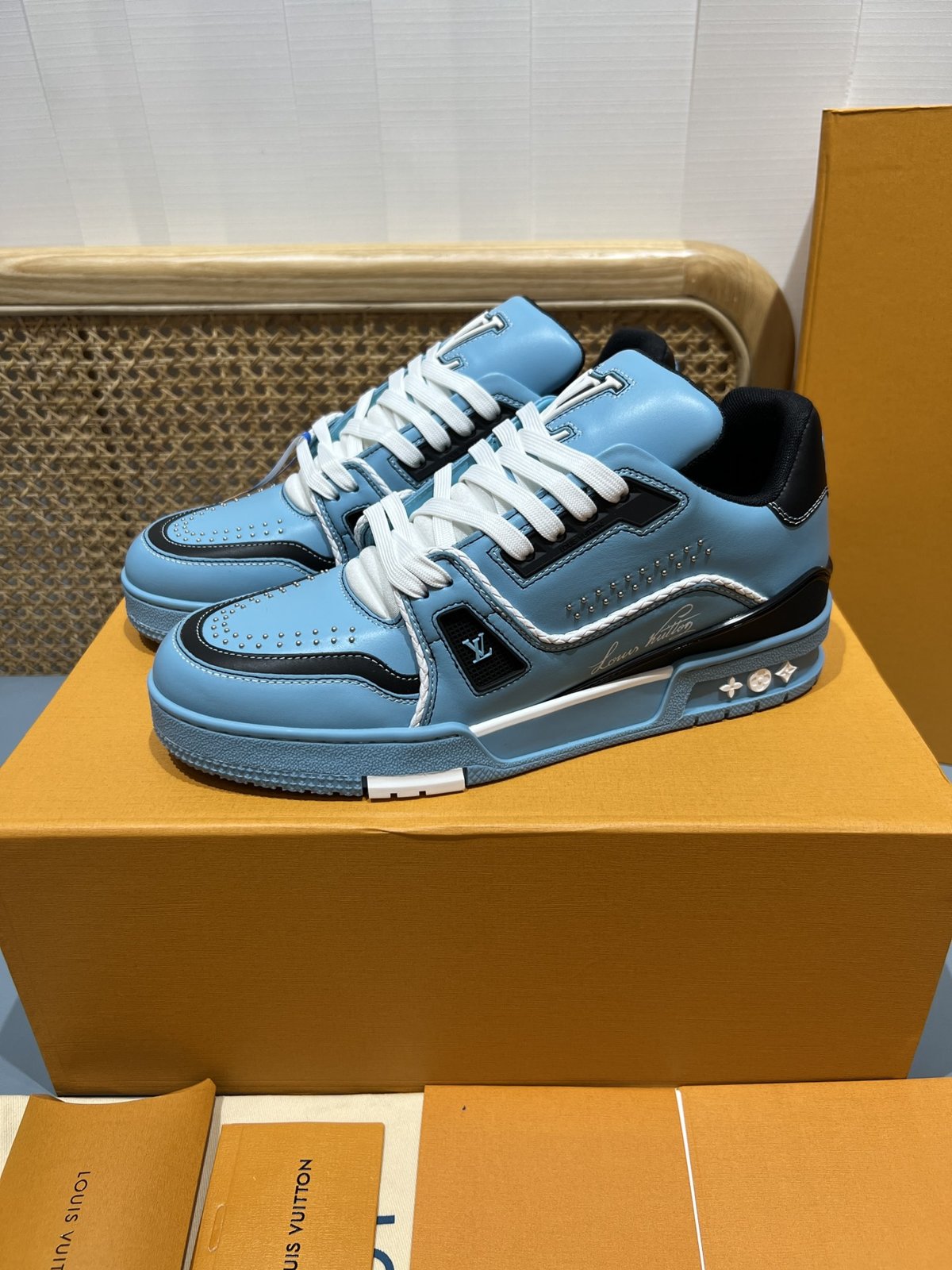 Sneakers Trainer Rivets 'Bleu Ciel' — vue 3