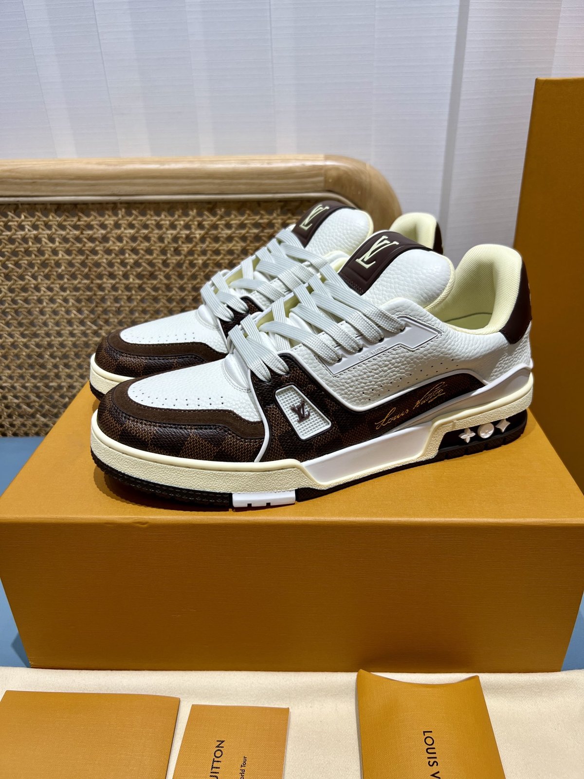 Sneakers Trainer 'Blanc Marron' — vue 3