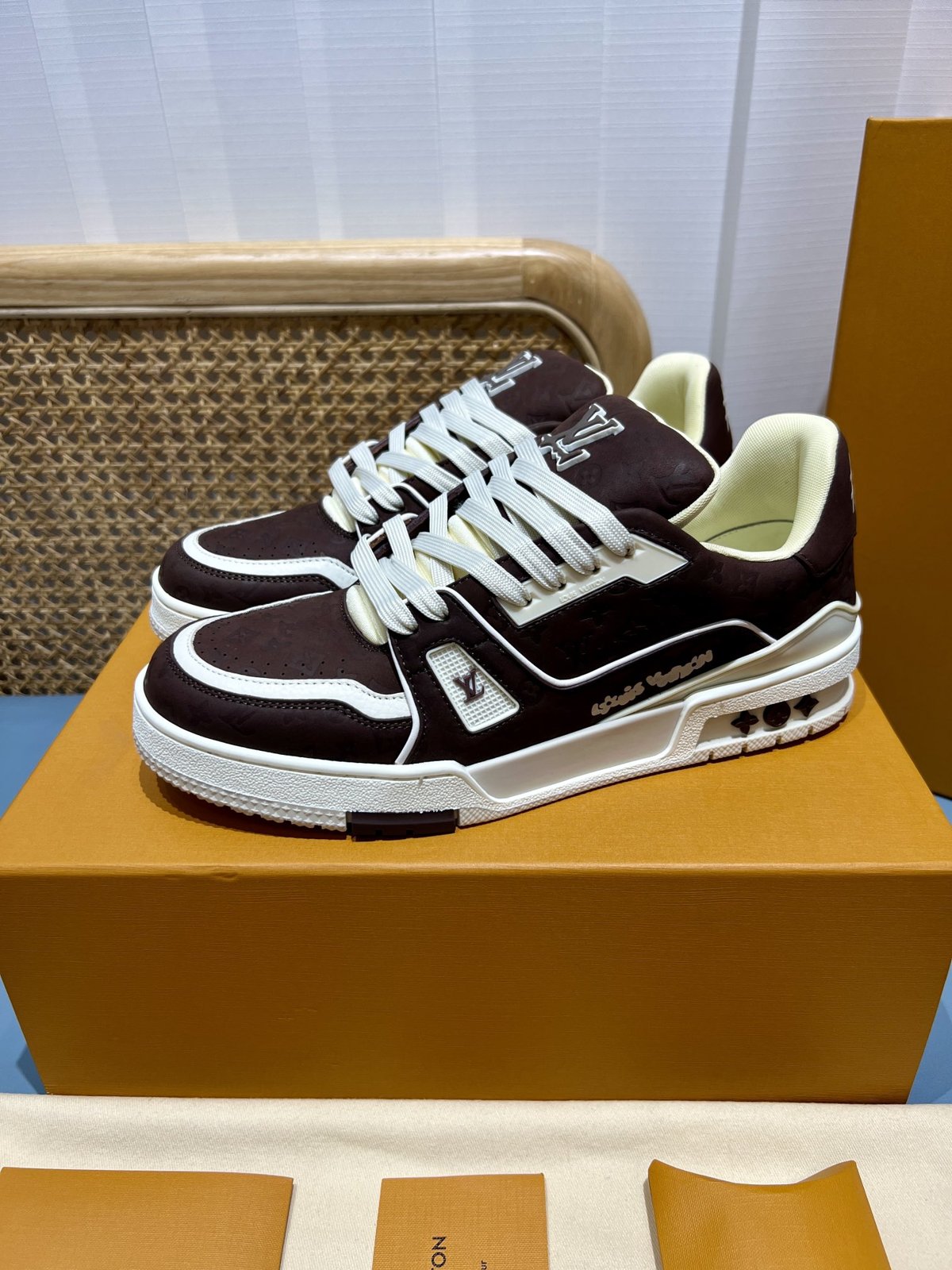 Sneakers Trainer 'Marron Chocolat' — vue 3
