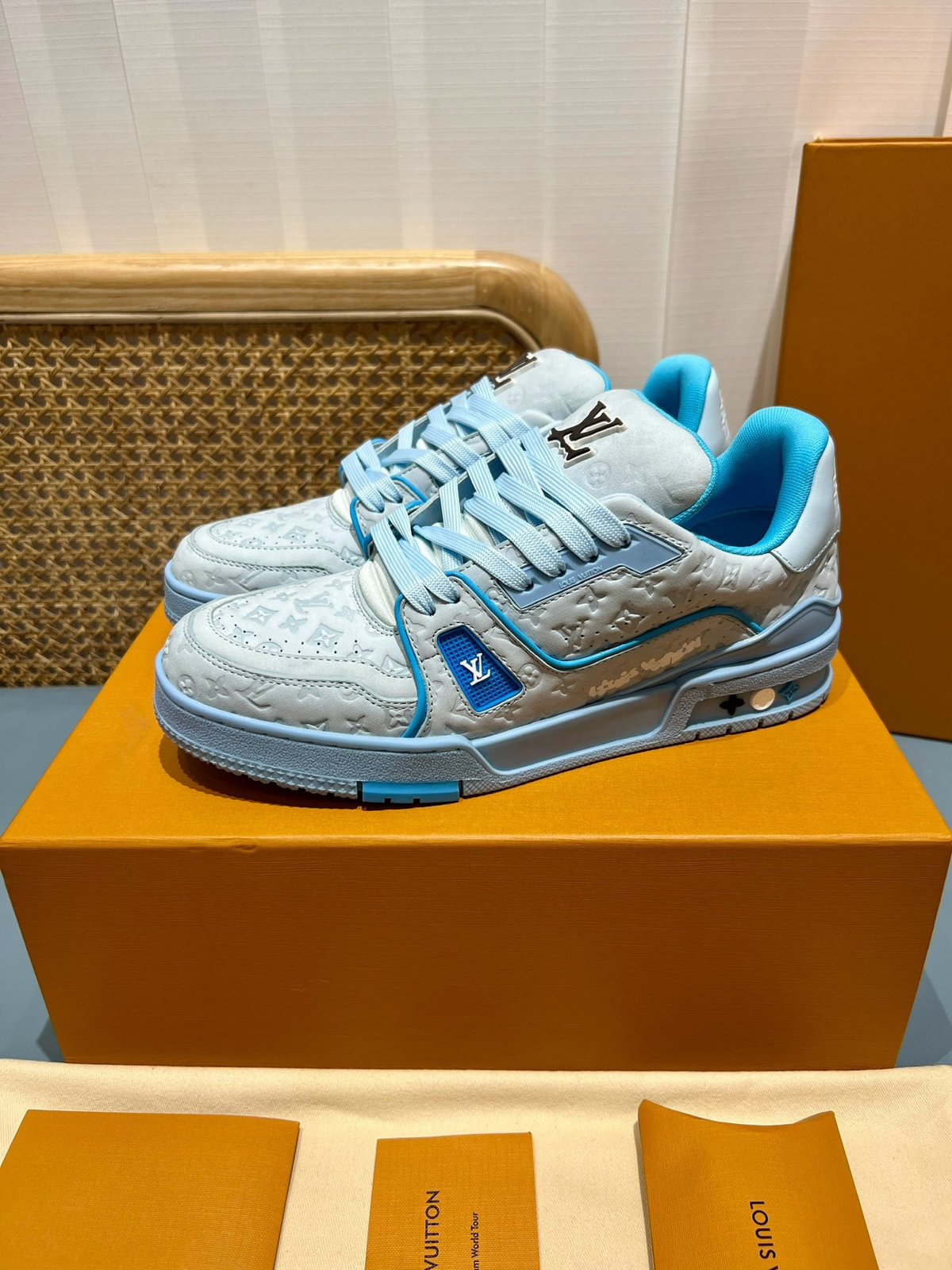 Sneakers Trainer 'Blanc Bleu Monogram' — vue 3