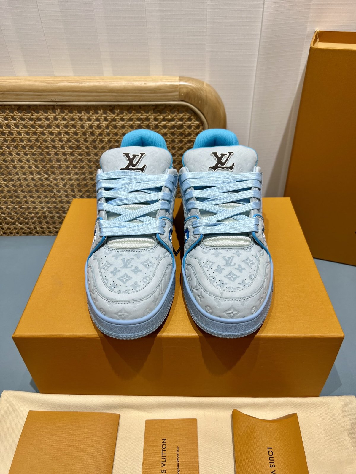 Sneakers Trainer 'Blanc Bleu Monogram' — vue 4