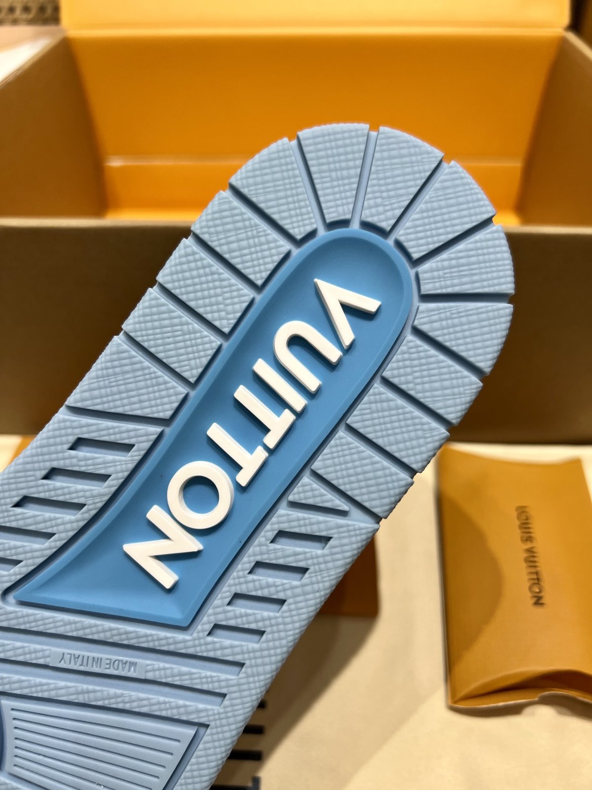 Sneakers Trainer 'Blanc Bleu Monogram' — vue 8
