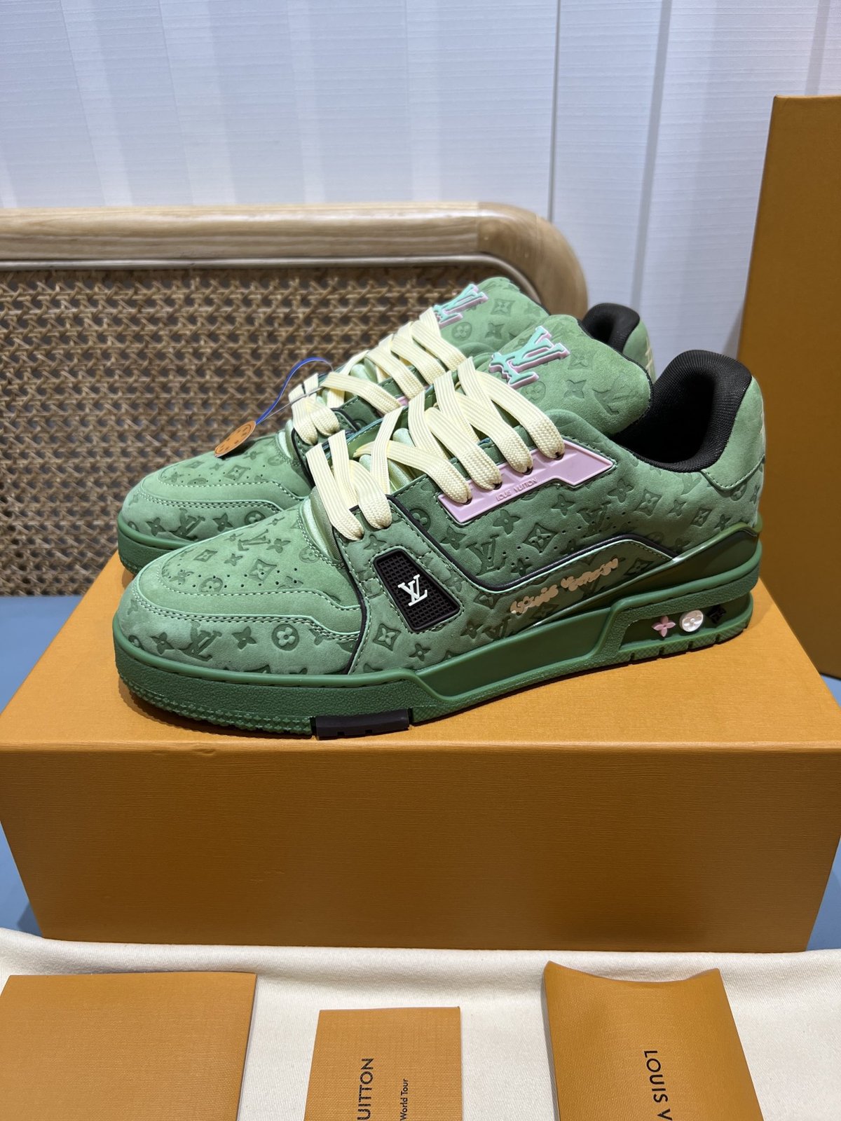 Sneakers Trainer 'Vert Monogram' — vue 3