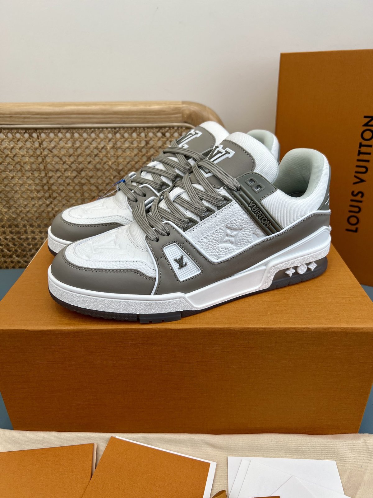 Sneakers Trainer 'Gris Monogram' — vue 3