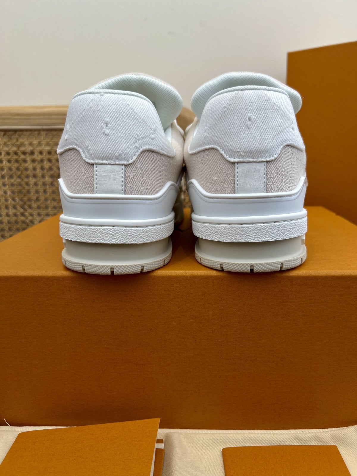Sneakers Trainer Denim 'Blanc Monogram Relief' — vue 2