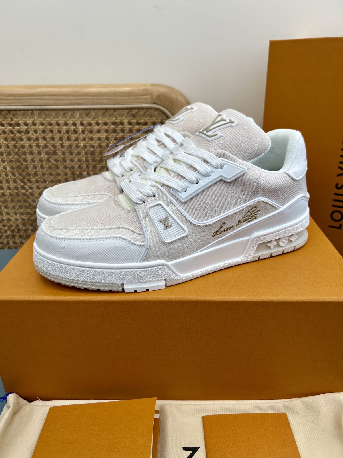 Sneakers Trainer Denim 'Blanc Monogram Relief' — vue 3