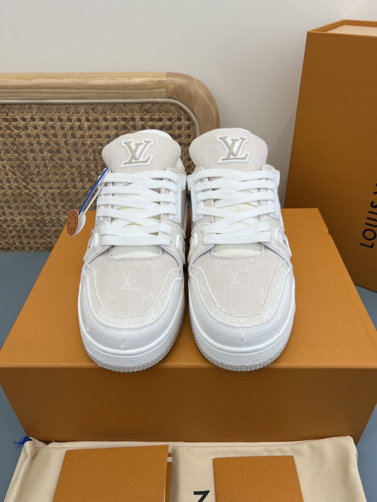 Sneakers Trainer Denim 'Blanc Monogram Relief' — vue 4