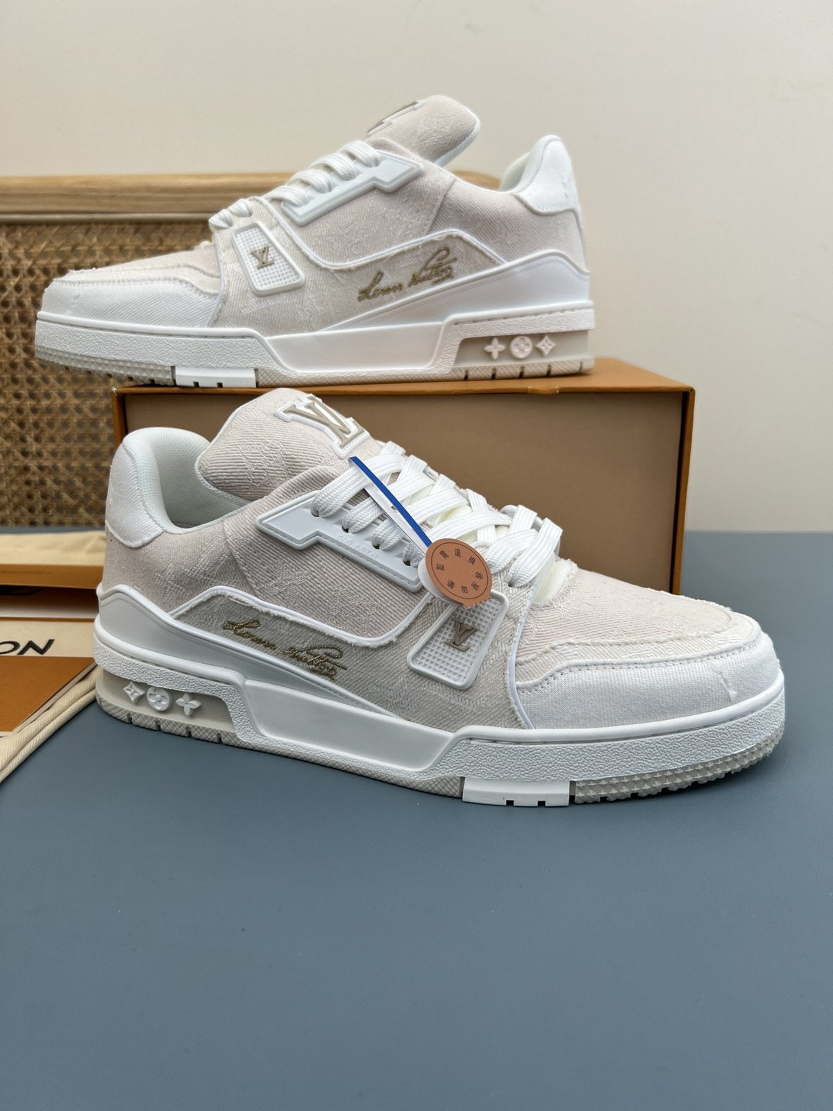 Sneakers Trainer Denim 'Blanc Monogram Relief' — vue 5