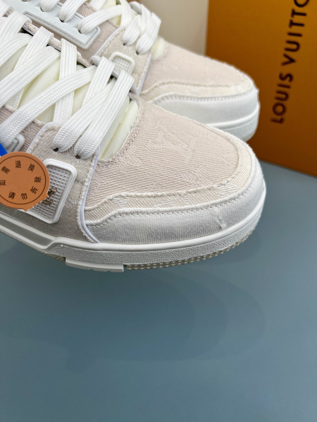 Sneakers Trainer Denim 'Blanc Monogram Relief' — vue 6