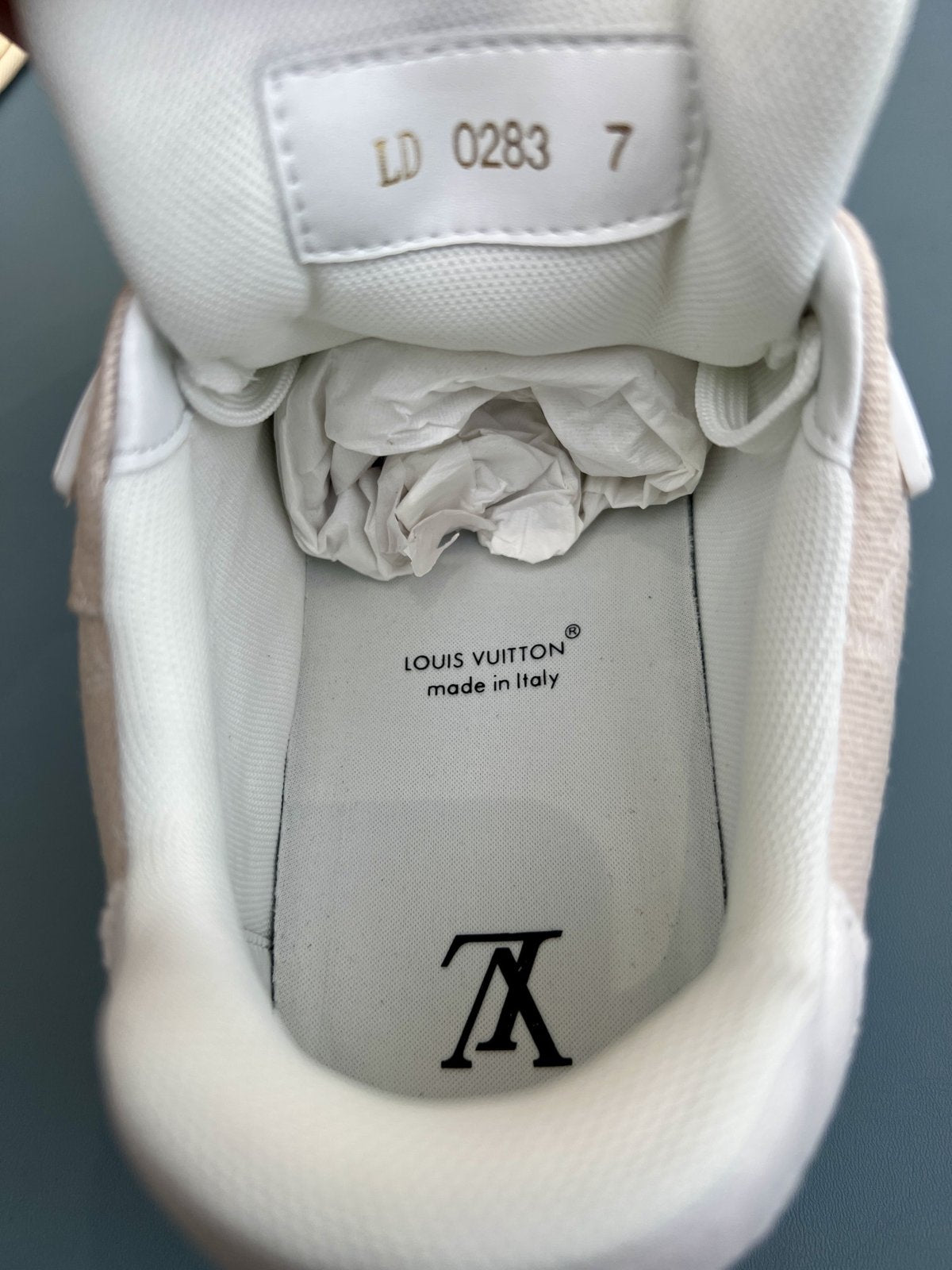 Sneakers Trainer Denim 'Blanc Monogram Relief' — vue 7