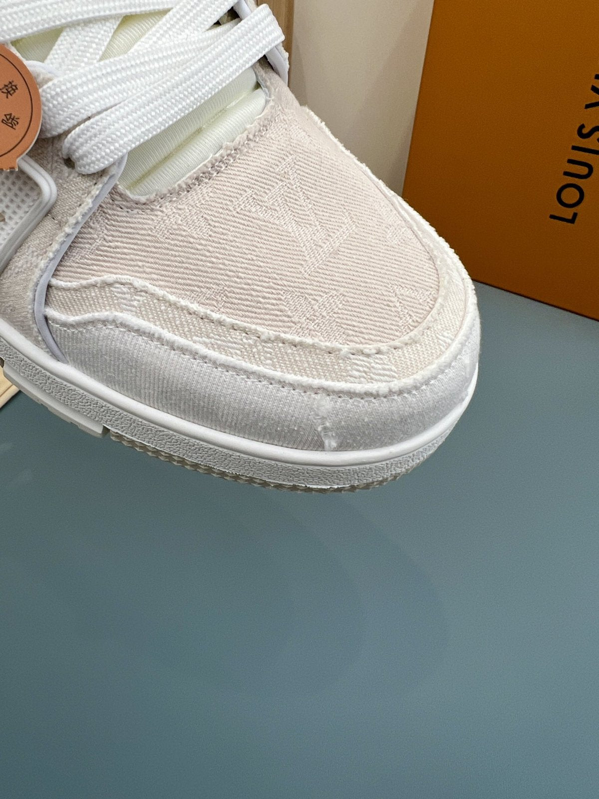 Sneakers Trainer Denim 'Blanc Monogram Relief' — vue 8