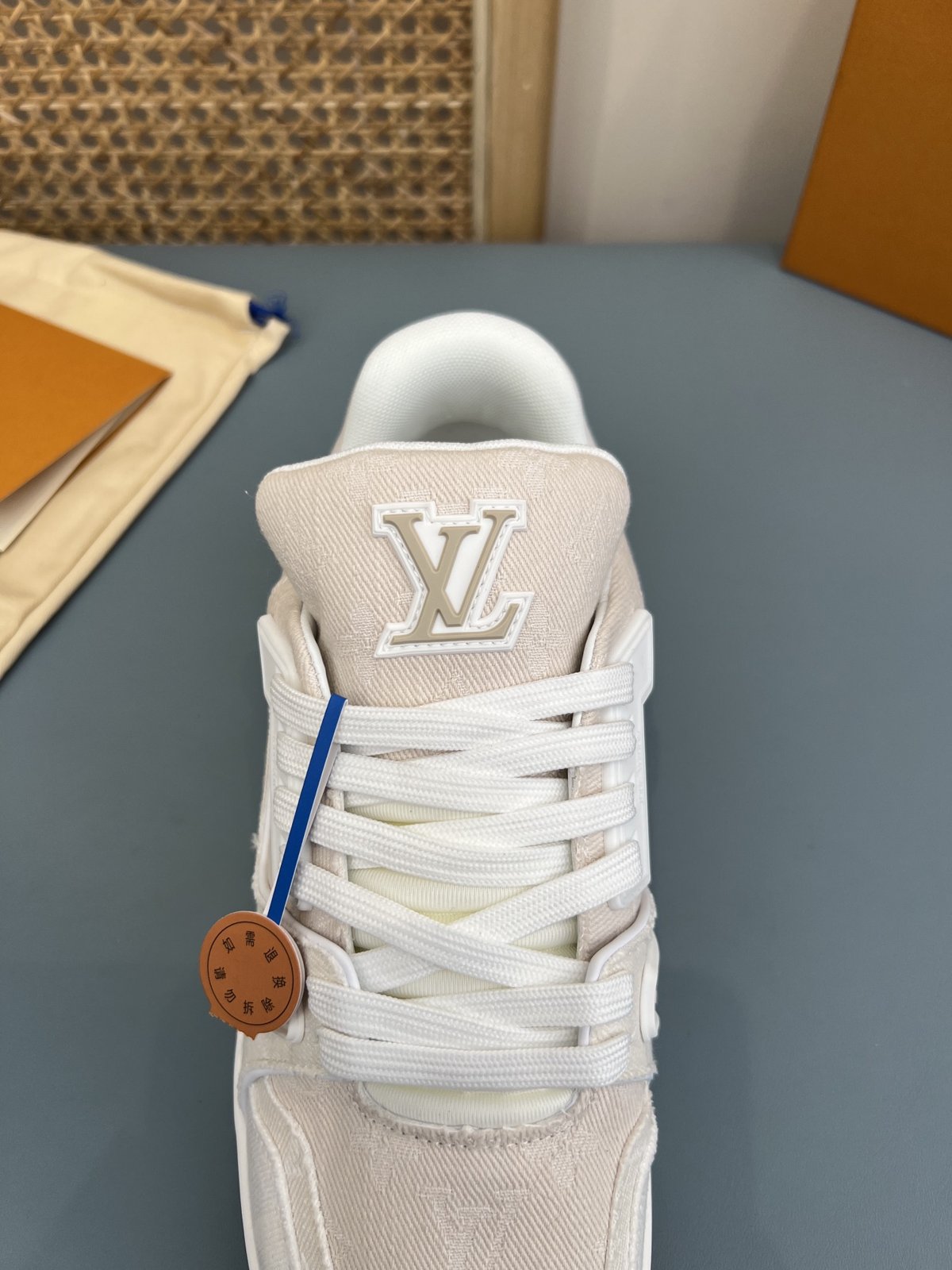 Sneakers Trainer Denim 'Blanc Monogram Relief' — vue 9