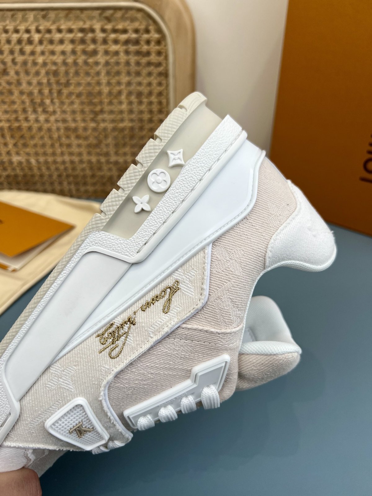 Sneakers Trainer Denim 'Blanc Monogram Relief' — vue 10