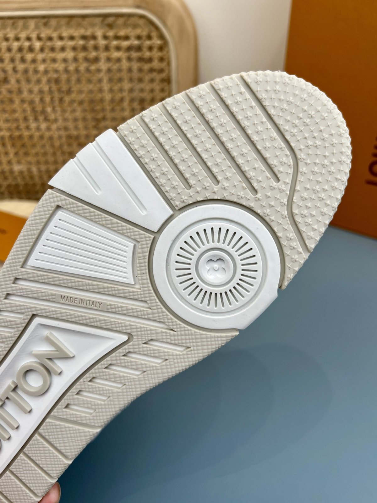 Sneakers Trainer Denim 'Blanc Monogram Relief' — vue 11