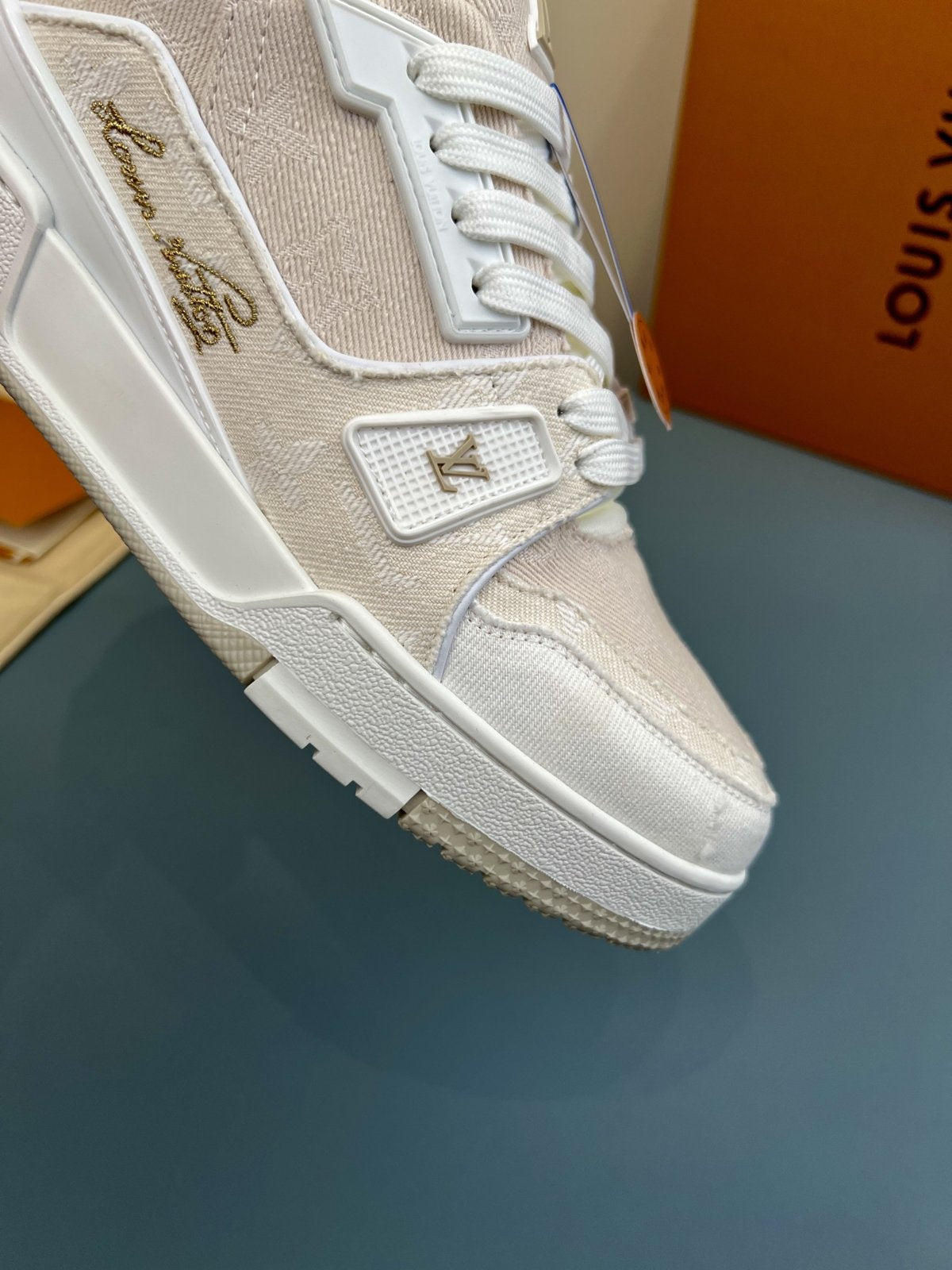 Sneakers Trainer Denim 'Blanc Monogram Relief' — vue 12