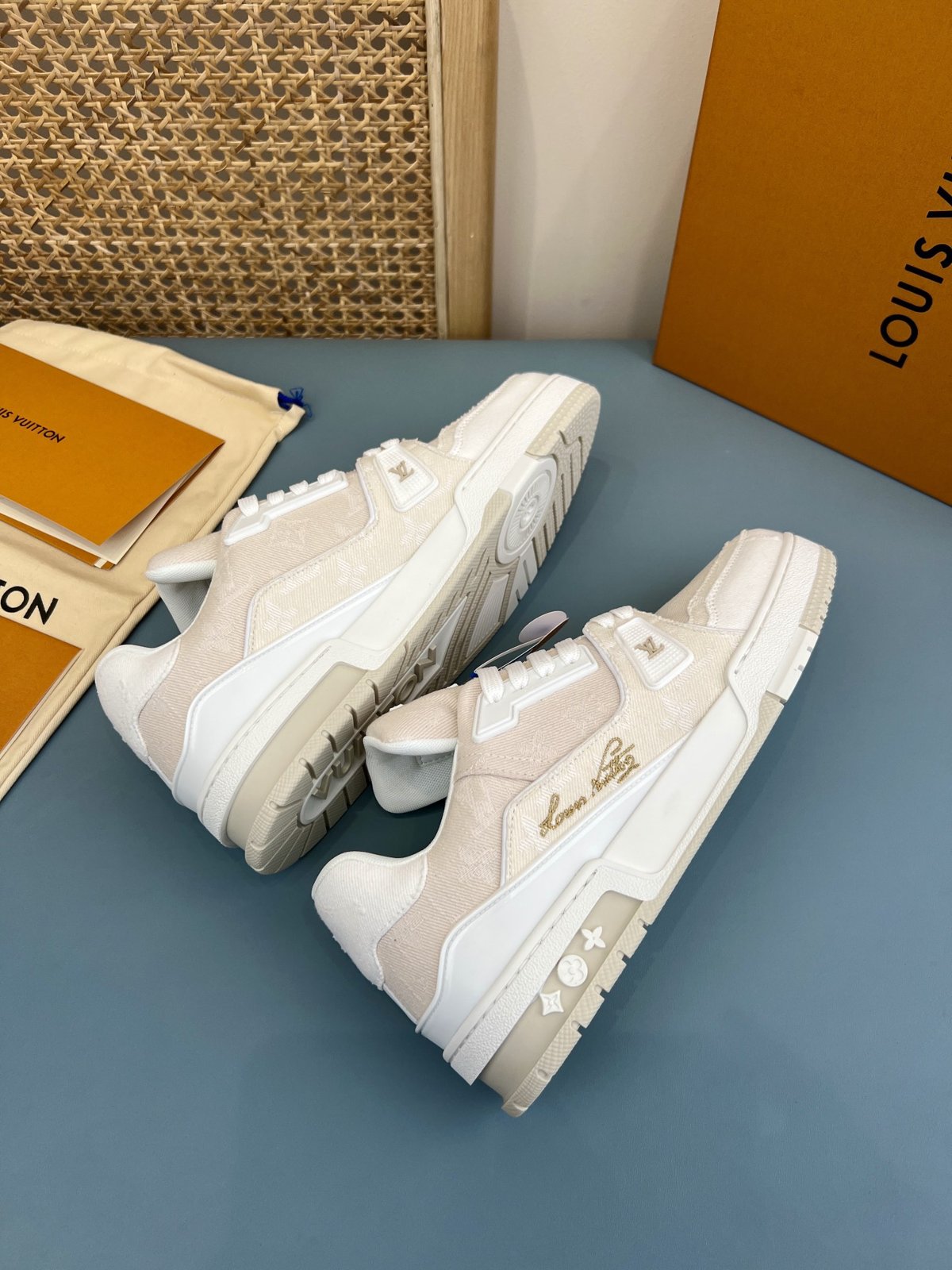Sneakers Trainer Denim 'Blanc Monogram Relief' — vue 13