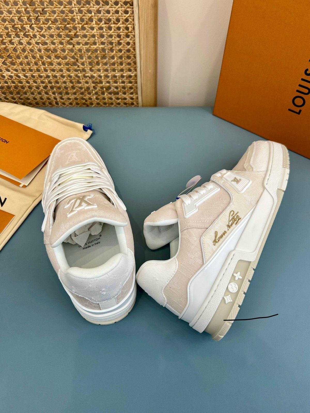 Sneakers Trainer Denim 'Blanc Monogram Relief' — vue 14