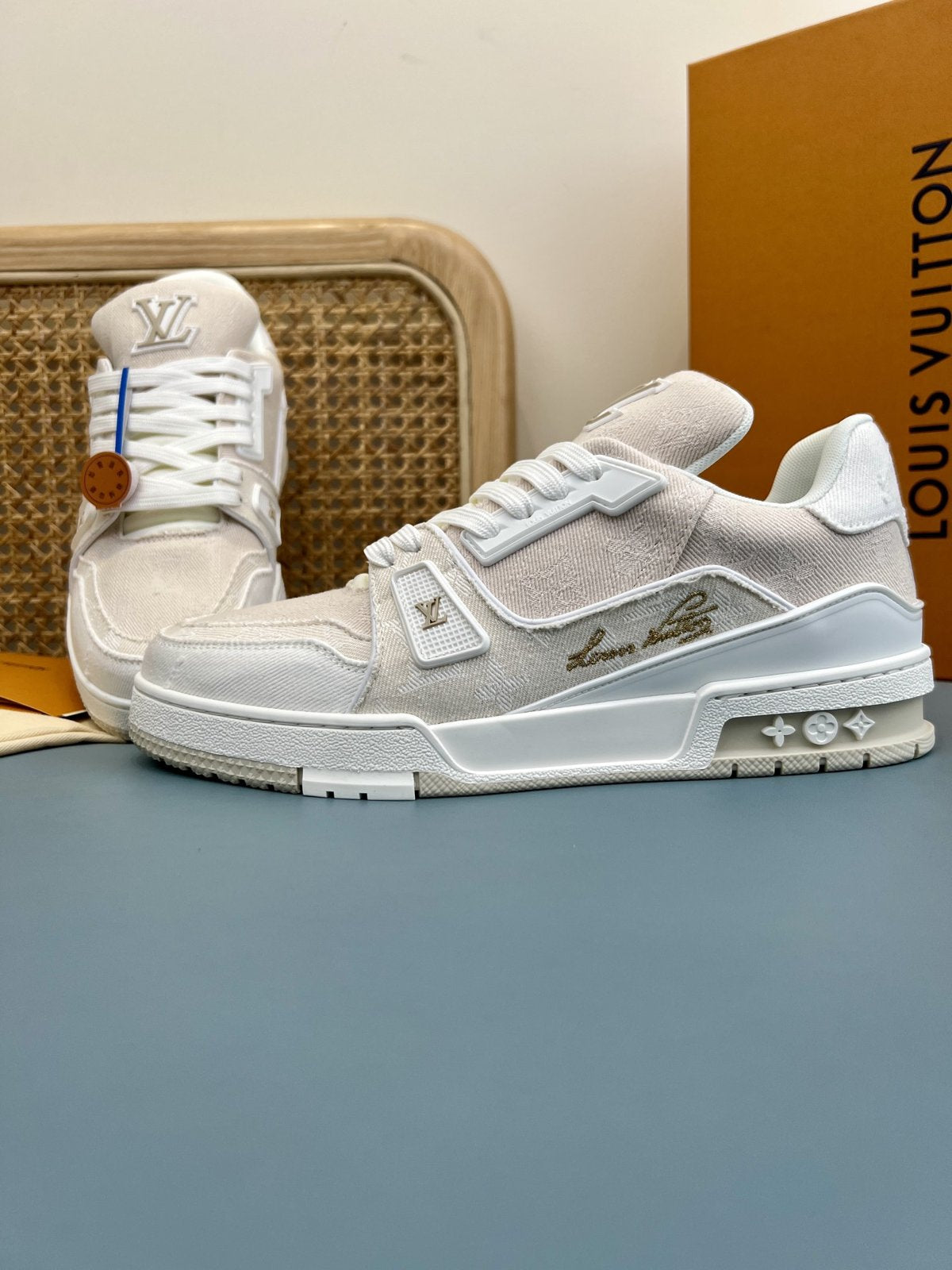 Sneakers Trainer Denim 'Blanc Monogram Relief' — vue 15