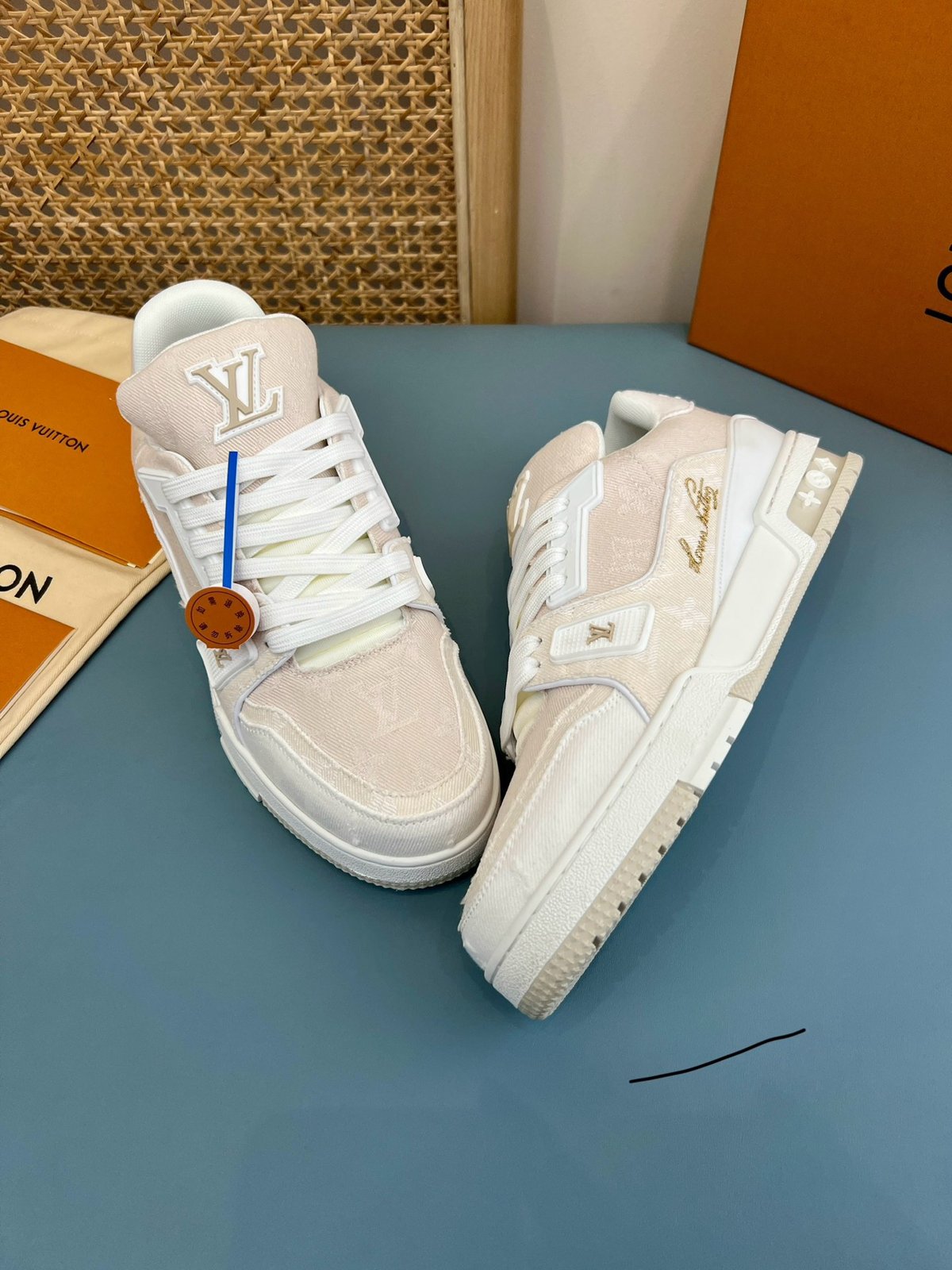 Sneakers Trainer Denim 'Blanc Monogram Relief' — vue 16