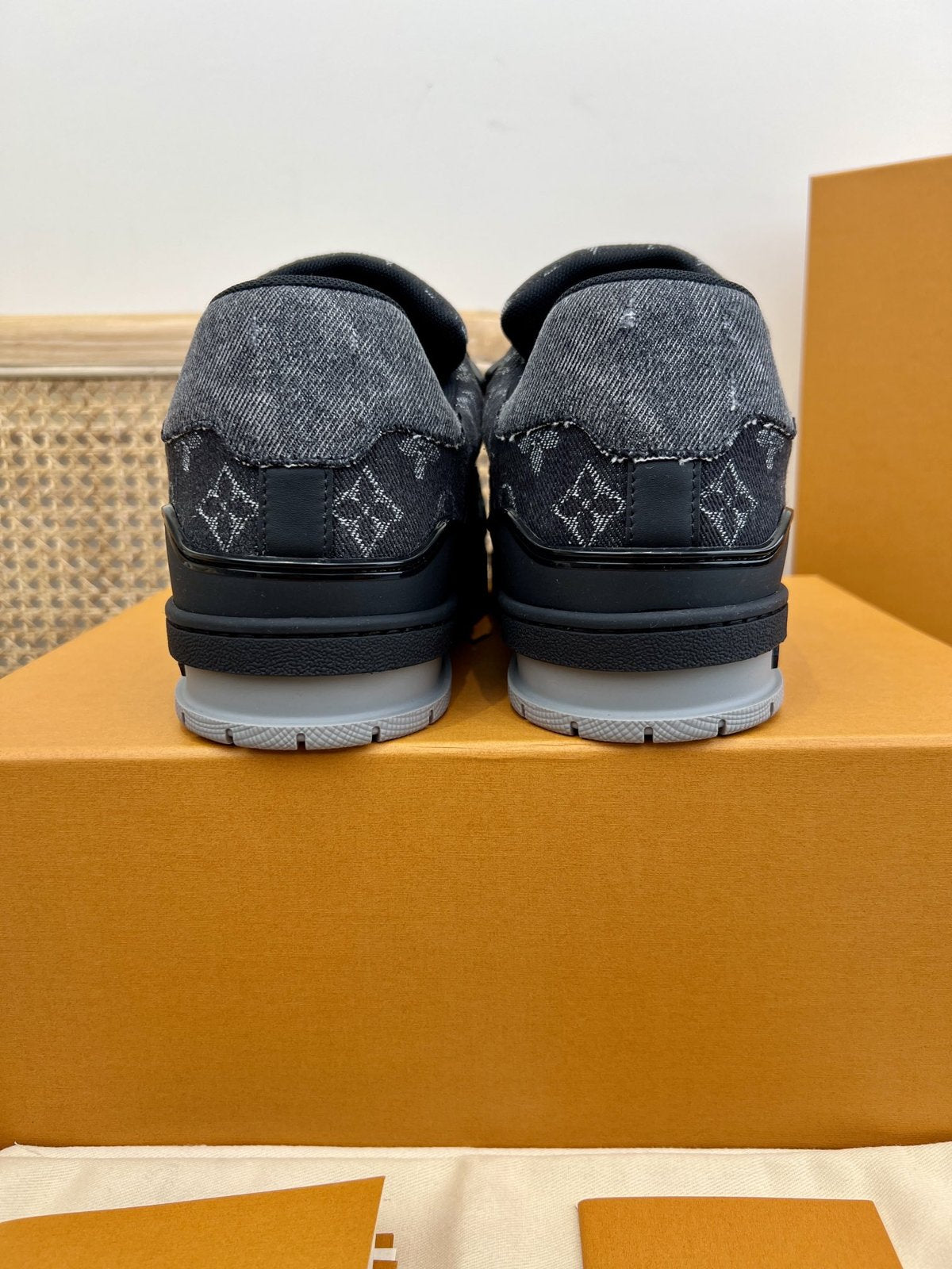 Sneakers Trainer Denim 'Denim Noir Monogram Relief' — vue 2