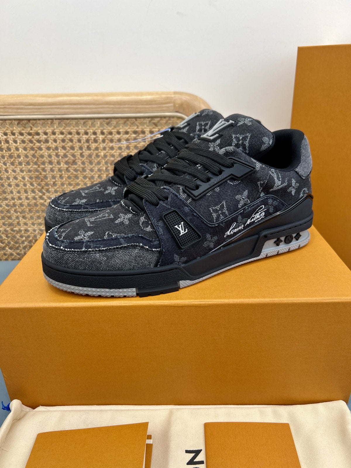 Sneakers Trainer Denim 'Denim Noir Monogram Relief' — vue 3