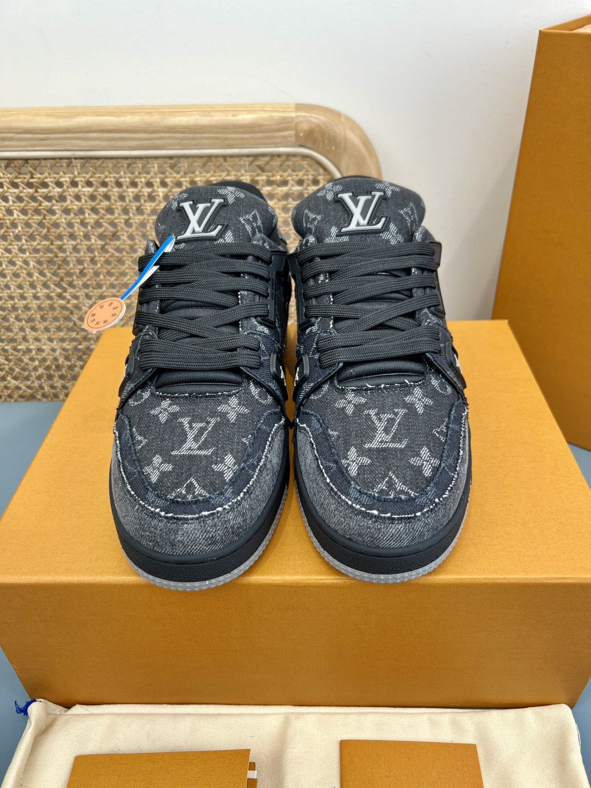 Sneakers Trainer Denim 'Denim Noir Monogram Relief' — vue 4