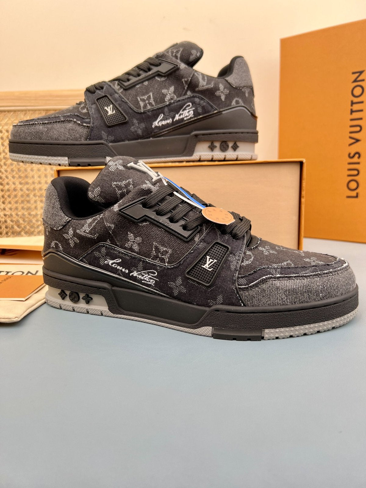 Sneakers Trainer Denim 'Denim Noir Monogram Relief' — vue 5