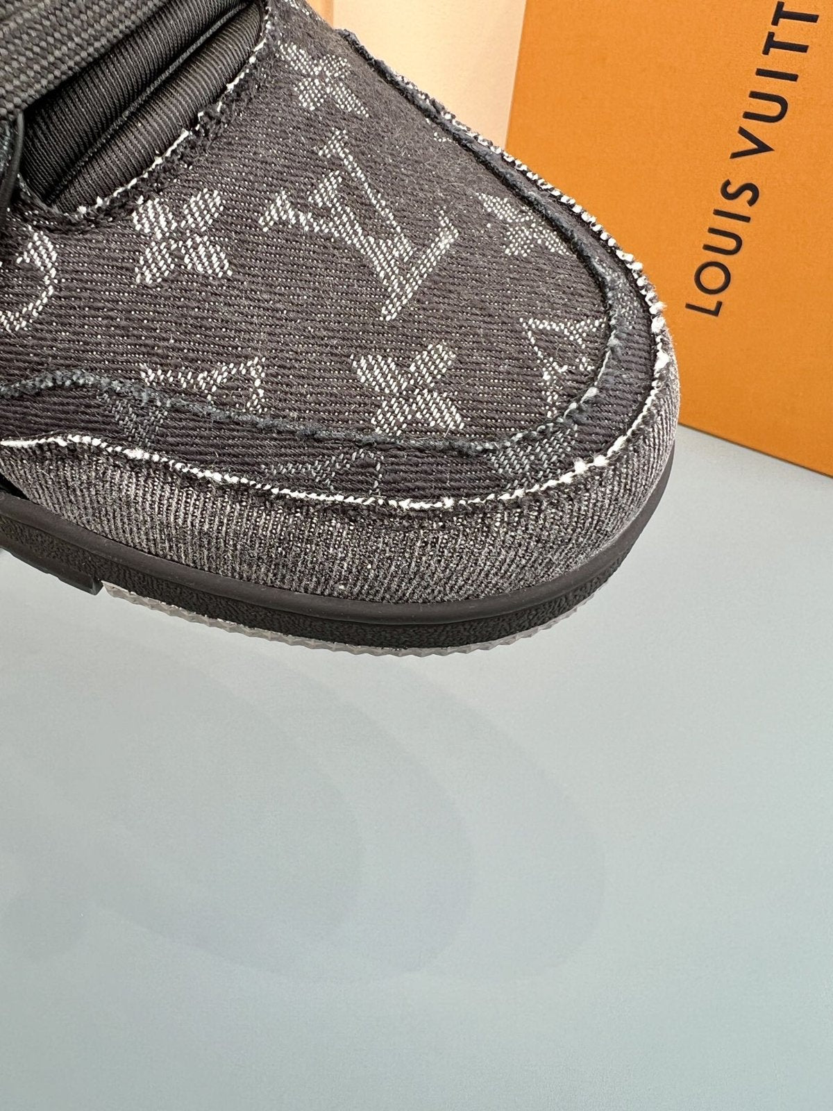 Sneakers Trainer Denim 'Denim Noir Monogram Relief' — vue 8