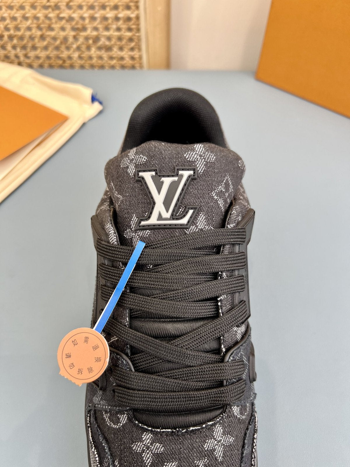 Sneakers Trainer Denim 'Denim Noir Monogram Relief' — vue 9