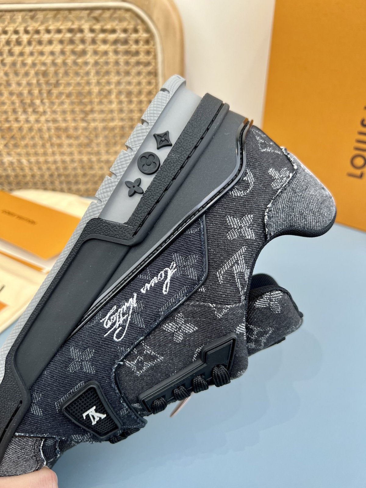 Sneakers Trainer Denim 'Denim Noir Monogram Relief' — vue 10