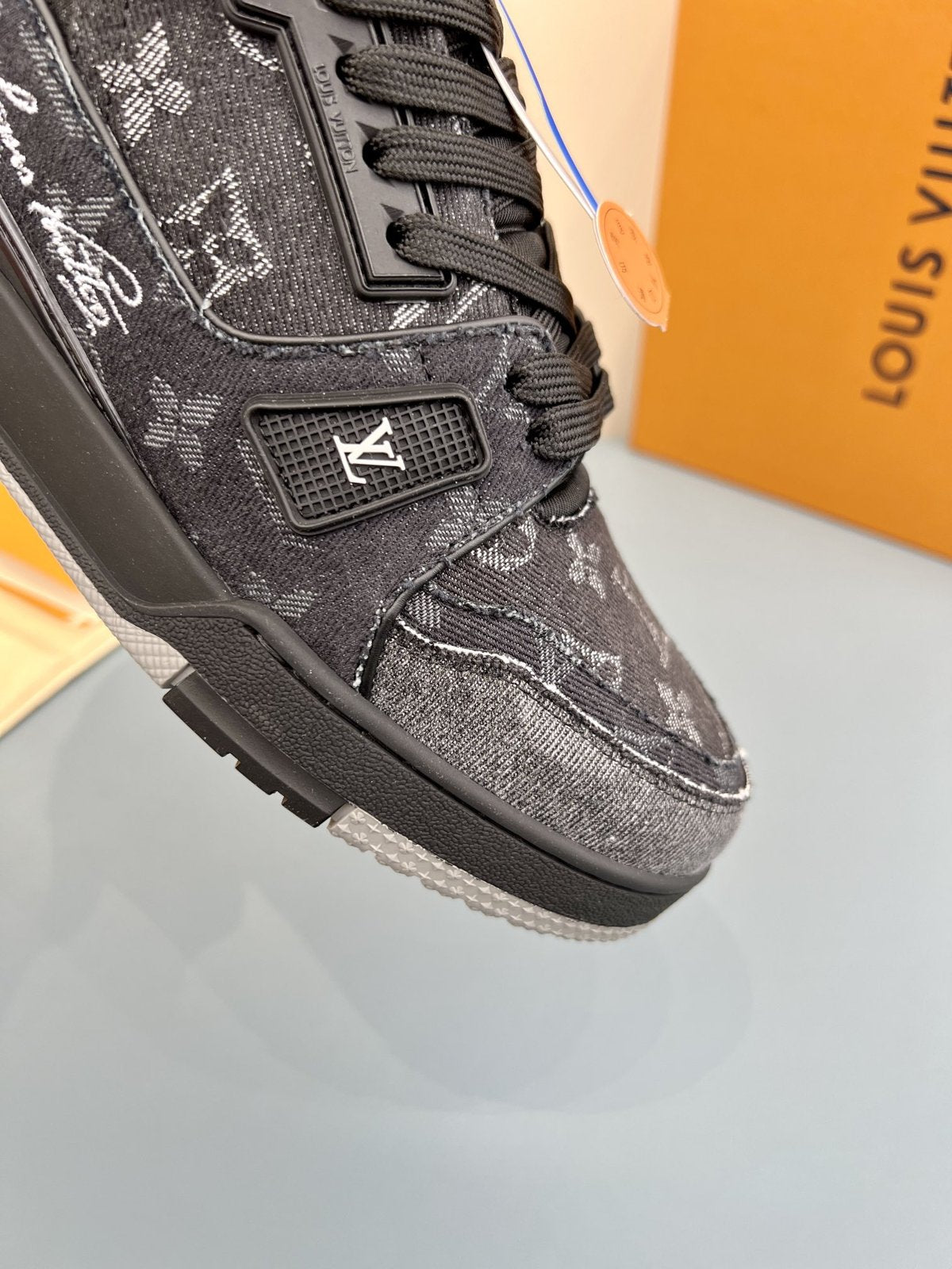 Sneakers Trainer Denim 'Denim Noir Monogram Relief' — vue 12