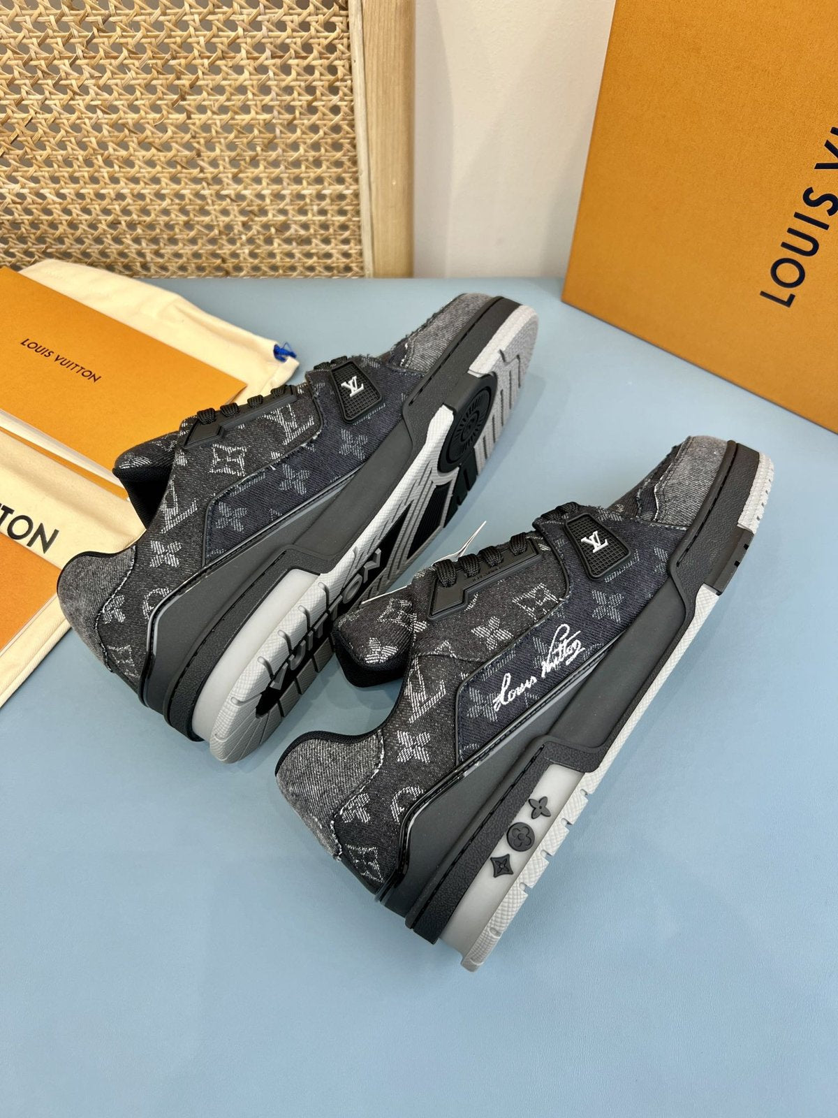 Sneakers Trainer Denim 'Denim Noir Monogram Relief' — vue 13