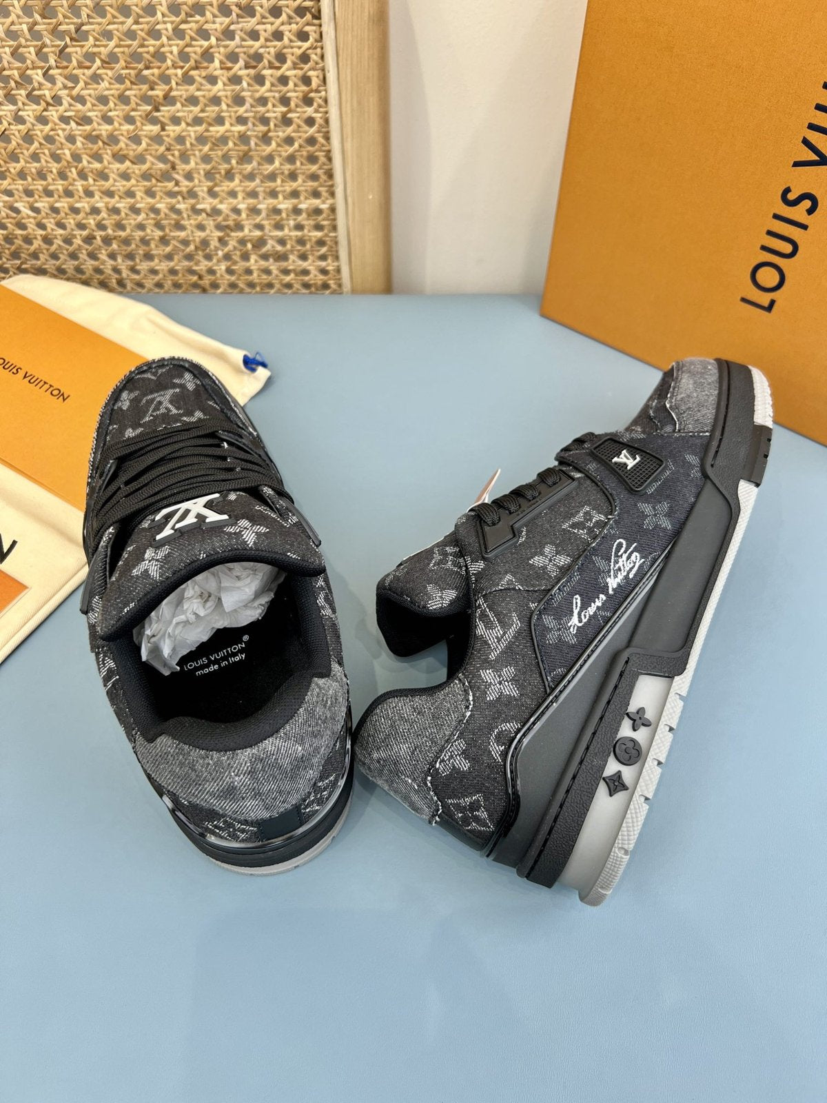 Sneakers Trainer Denim 'Denim Noir Monogram Relief' — vue 14